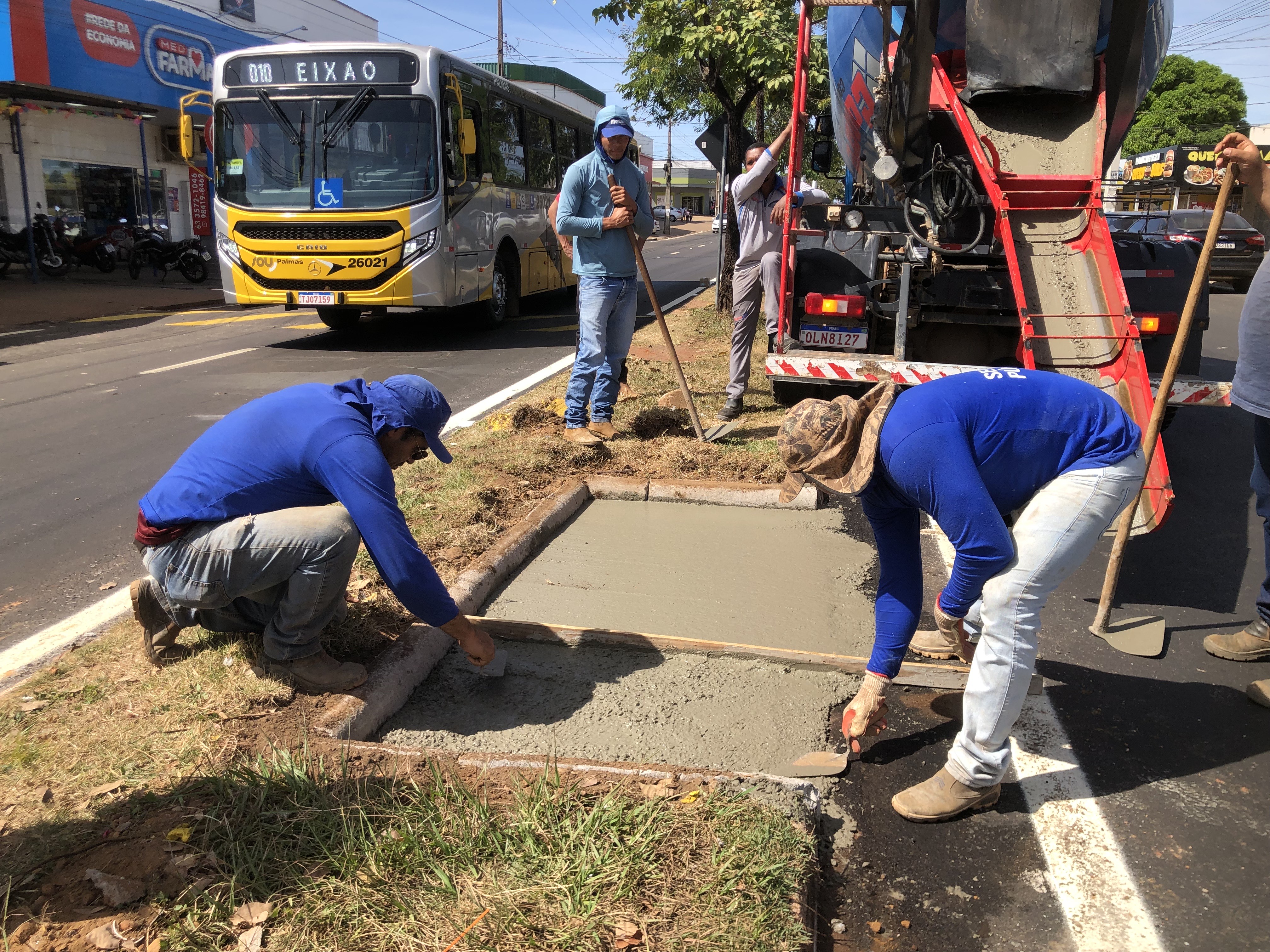 Equipes da Secretaria Municipal de Infraestrutura em processo de concretagem dos recuos no Jardim Aureny III