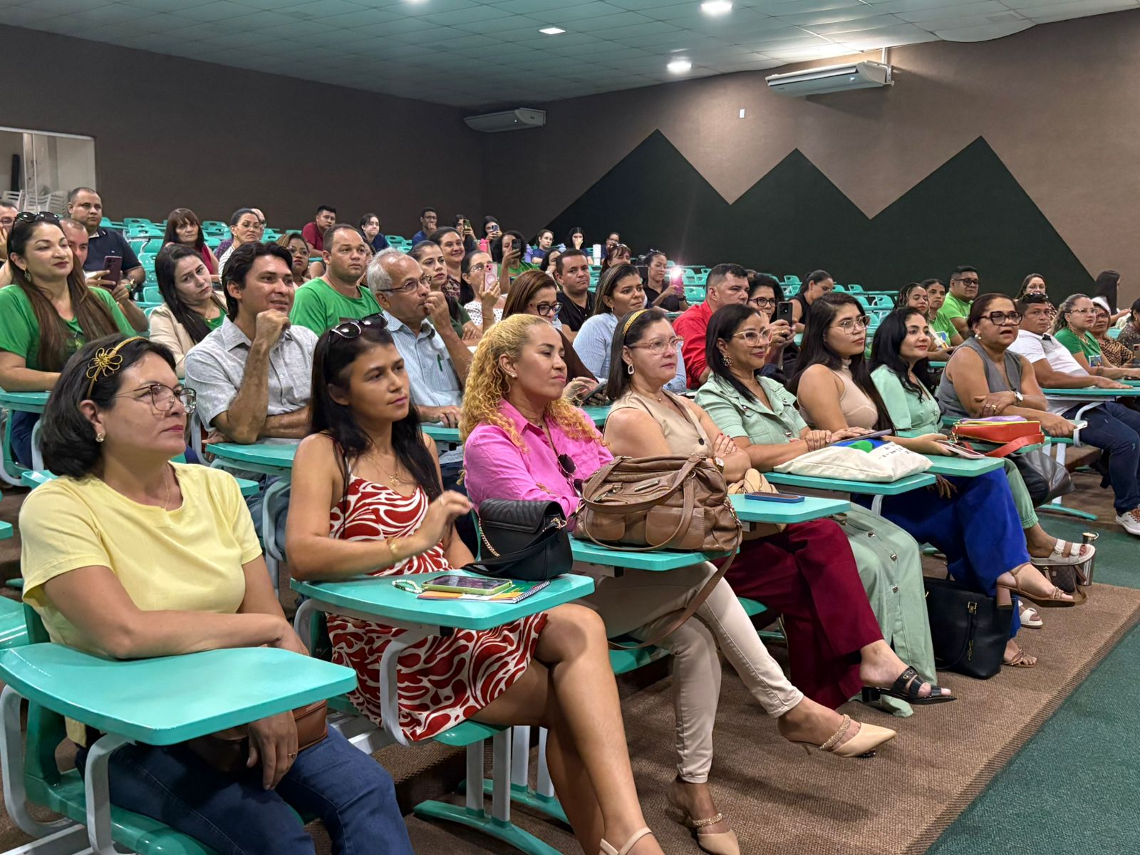 Os visitantes prestigiarem algumas intervenções culturais programadas especialmente para o encontro