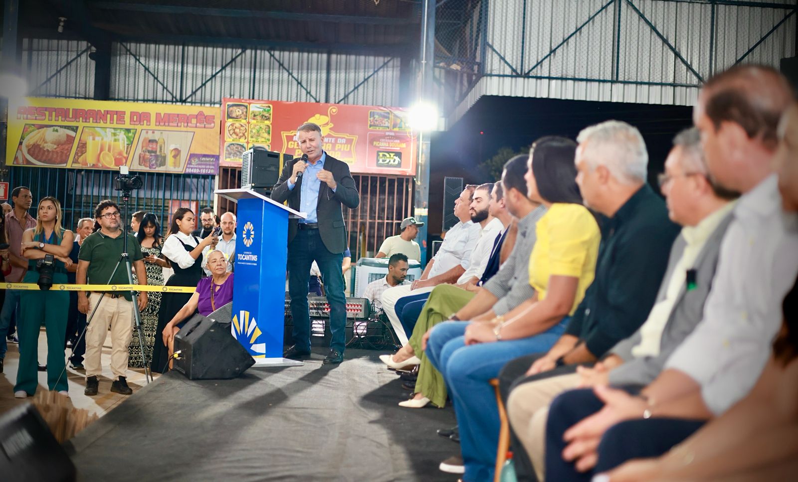 Eduardo Siqueira Campos fala sobre transporte coletivo e obras públicas durante entrega de títulos no Jardim Aureny I