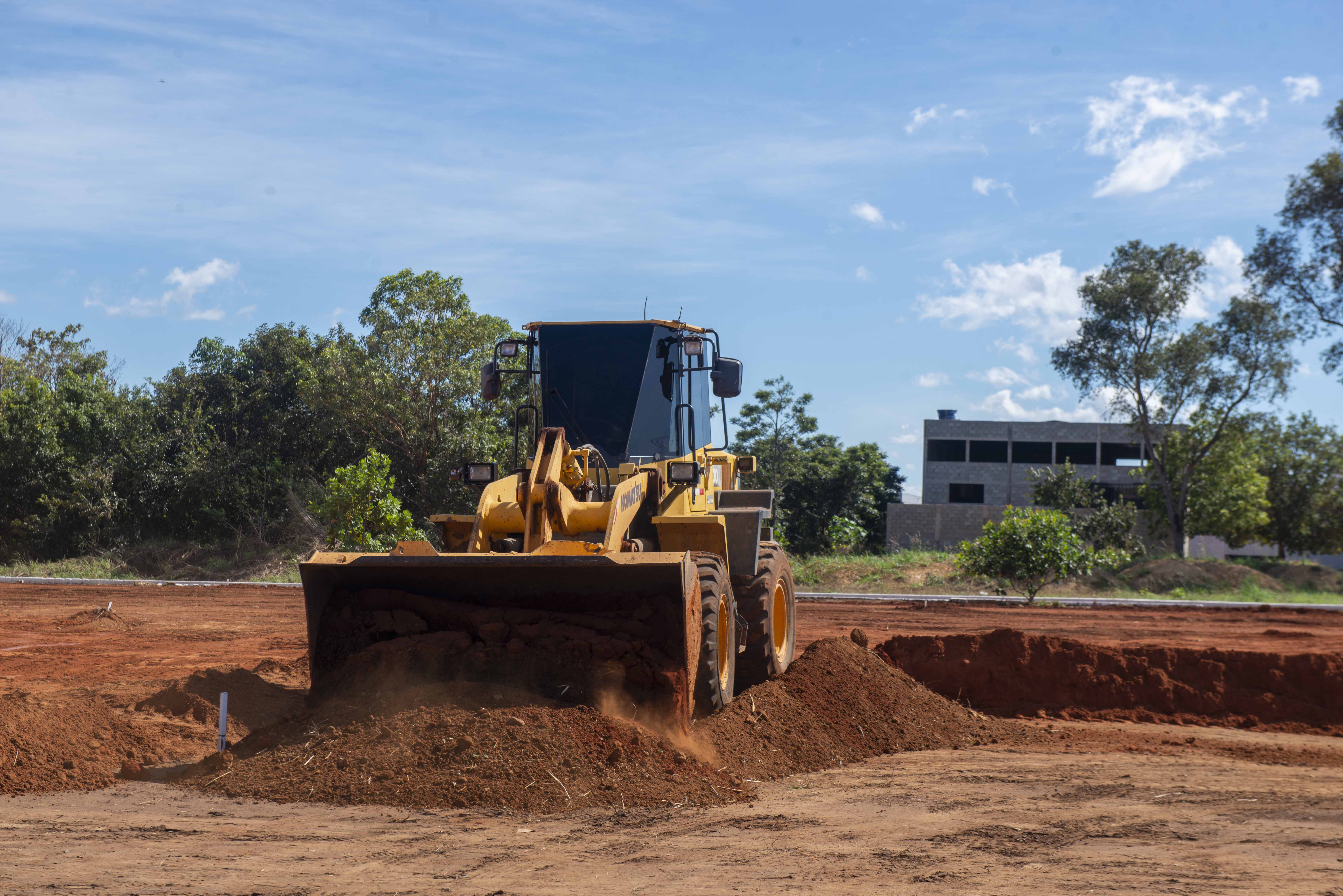 Terreno da futura sede da Casa da Mulher Brasileira começa ser preparado