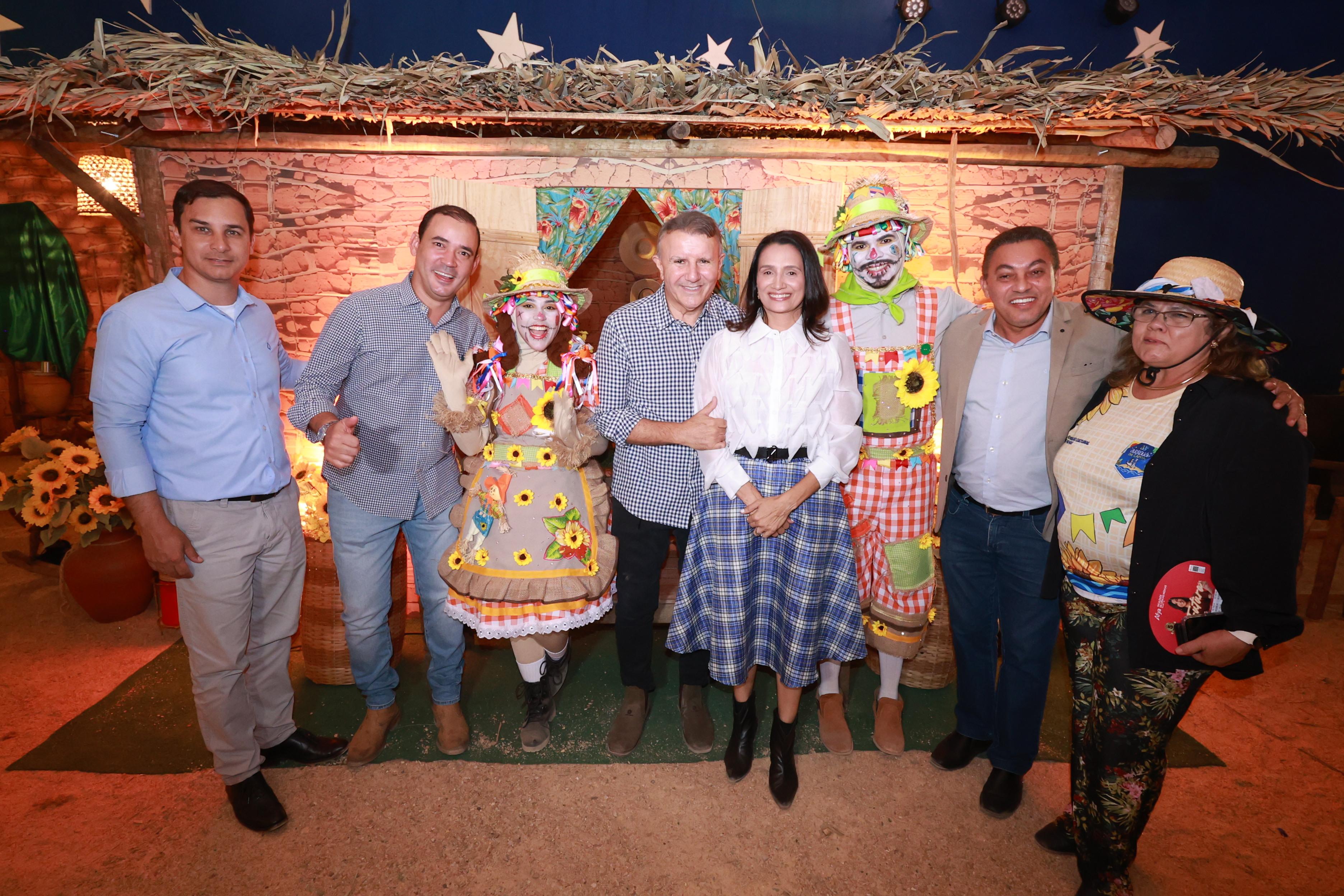 Junto a um par de quadrilheiros, Luara Aquino (à direita) posa para uma foto junto ao vereador Marilon, ao prefeito Eduardo, à primeira-dama Polyanna e ao vice-prefeito Velozo (à esquerda)