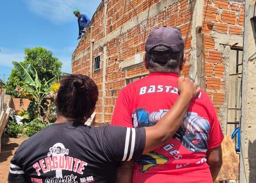 Moradores afetados pelo vendaval no Jardim Taquari começam a ver lares reconstruídos