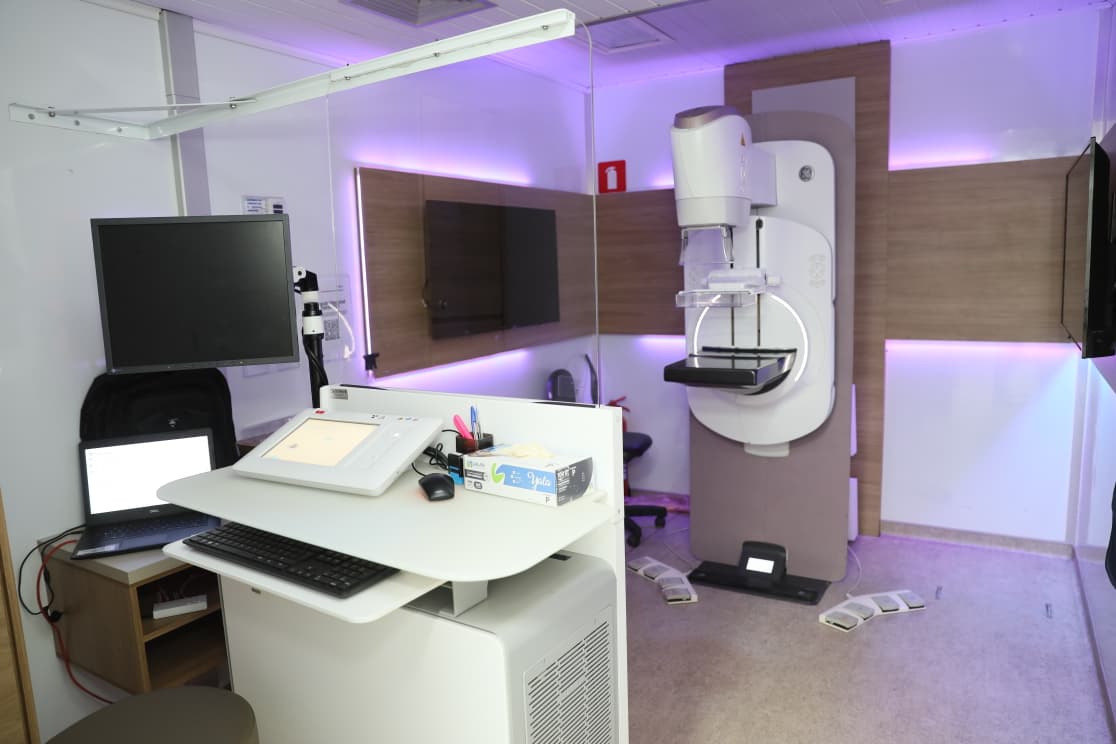 Carreta é equipada com consultórios, aparelhos de exames e uma equipe multiprofissional preparada para atender às demandas da saúde da mulher -  Foto: Edu Fortes