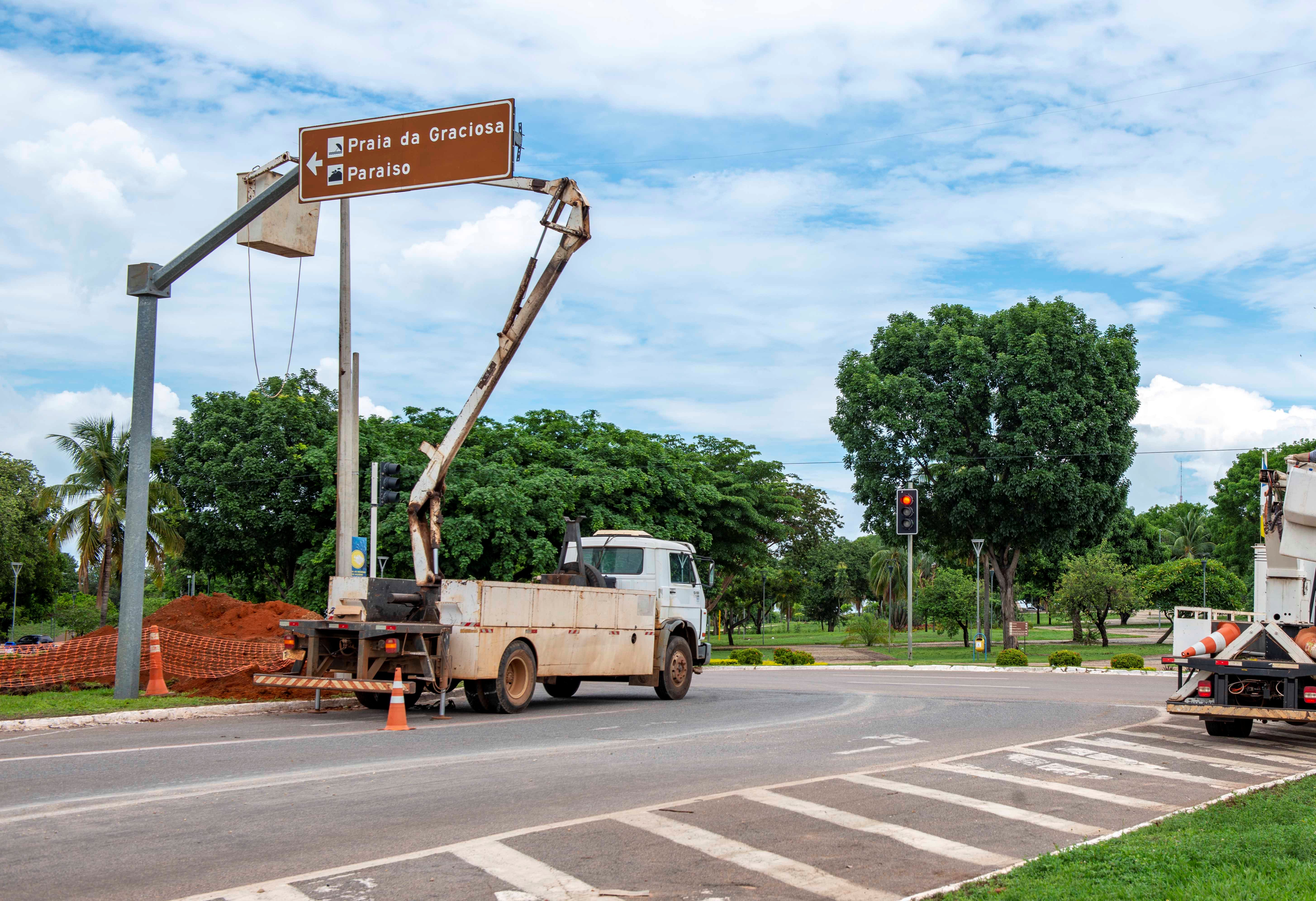 Túnel de luzes de Natal: começa instalação de postes e arabescos nesta sexta, 05