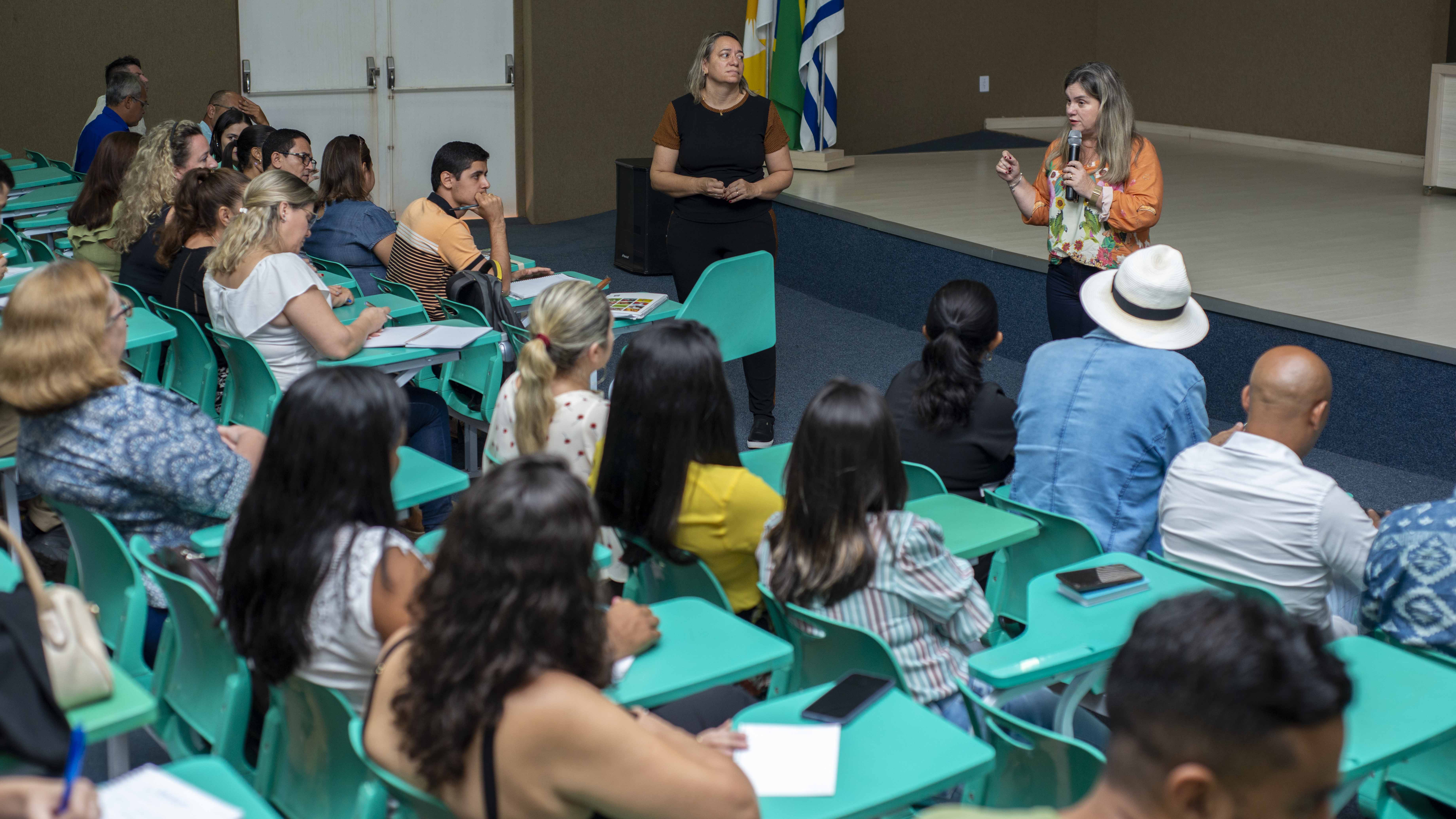 Gestores escolares da rede municipal de ensino recebem orientações de prevenção contra Coronavírus