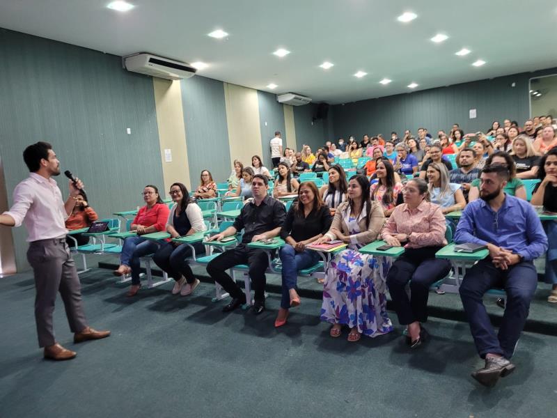 Professores de Língua Portuguesa trocam experiências durante formação
