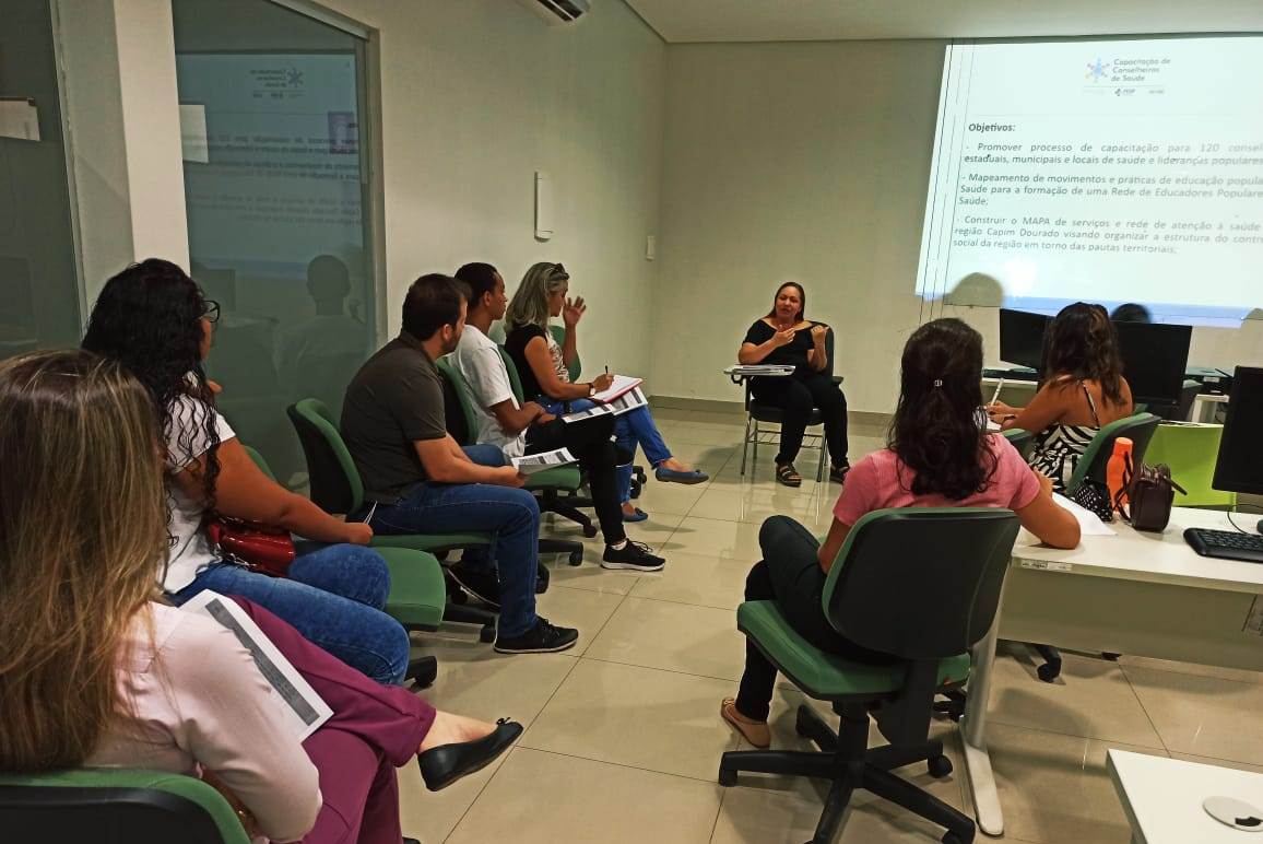 Tutores recebem orientações para iniciar o projeto de ‘Capacitação de Conselheiros de Saúde e lideranças de Movimentos Sociais’