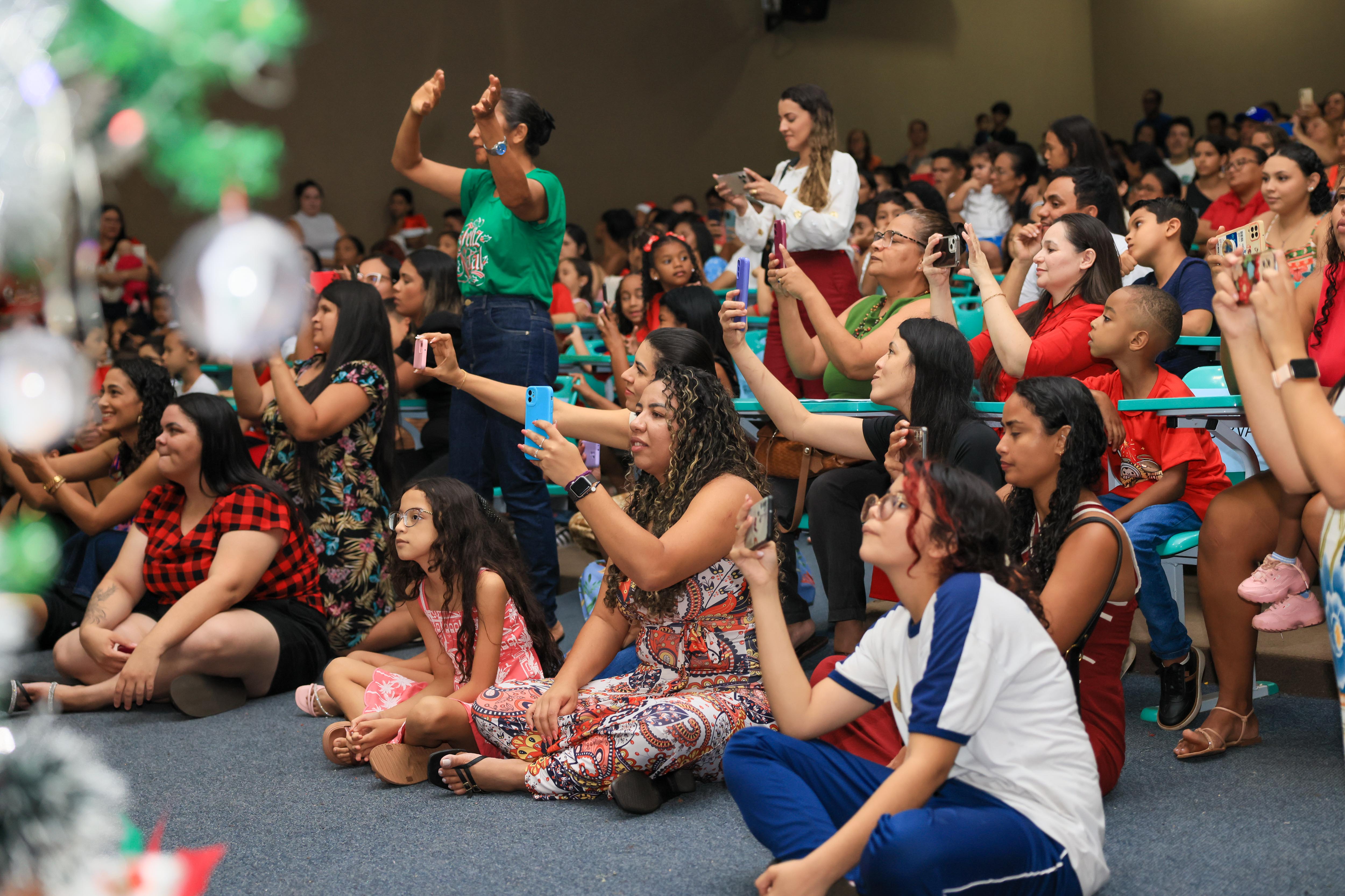Famílias, servidores e convidados acompanharam cada música com brilho nos olhos, orgulhosos do empenho e da desenvoltura das crianças