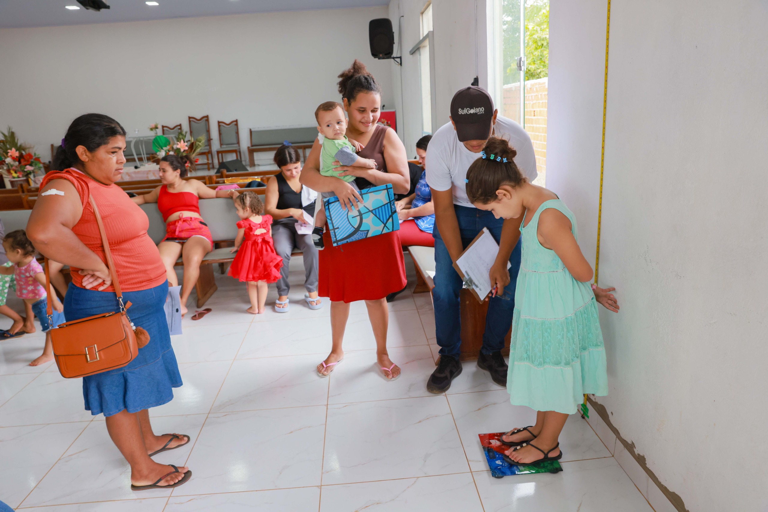 A dona de casa, Ellen Cristiane Conceição, trouxe os filhos para receber atendimentos.