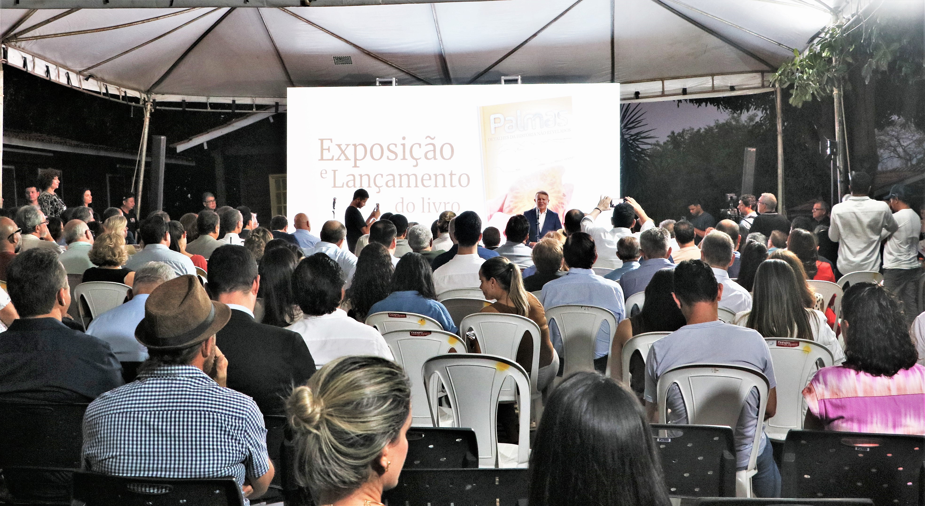Um grande público formado por autoridades e pioneiros do Tocantins prestigiou a solenidade de lançamento do livro e da exposição