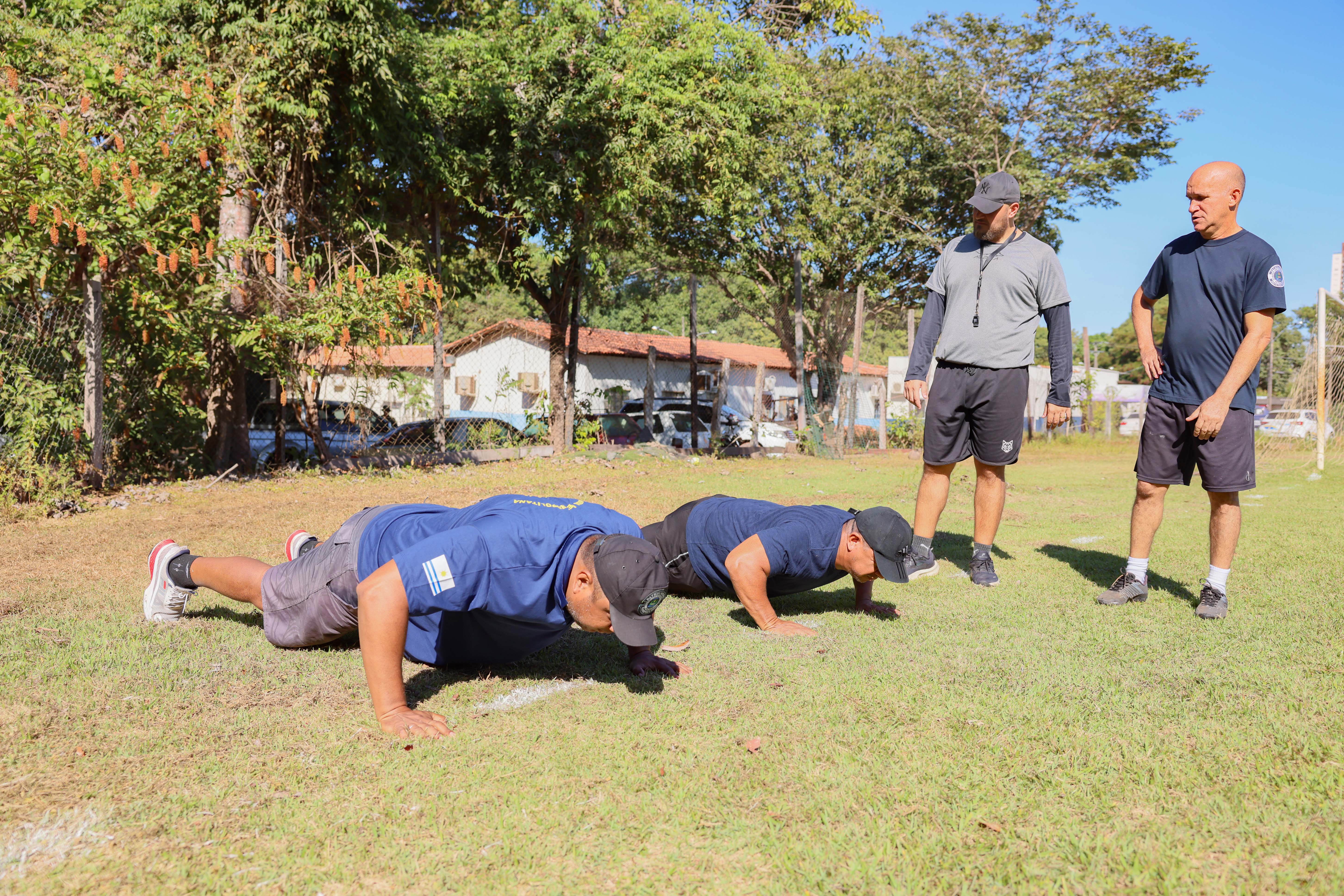 Atividades físicas ao ar livre, como flexão de braços fazem parte do Estágio de Qualificação Profissonal da GMP. Foto: Francisco Barros