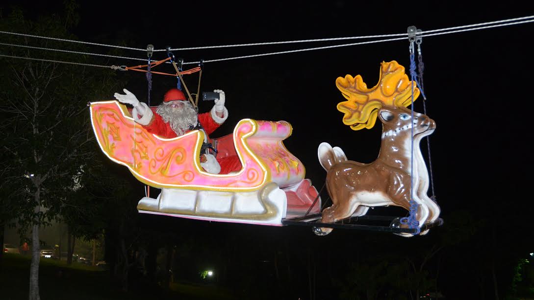 Dez mil pessoas acompanham a chegada do Papai Noel à Vila Encantada em Palmas