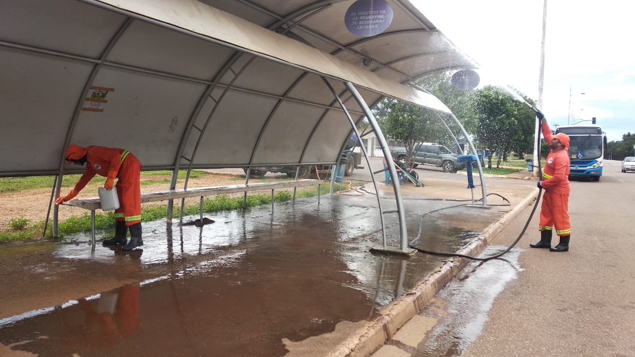 Seisp e Sesmu fazem higienização das estações de ônibus da Capital