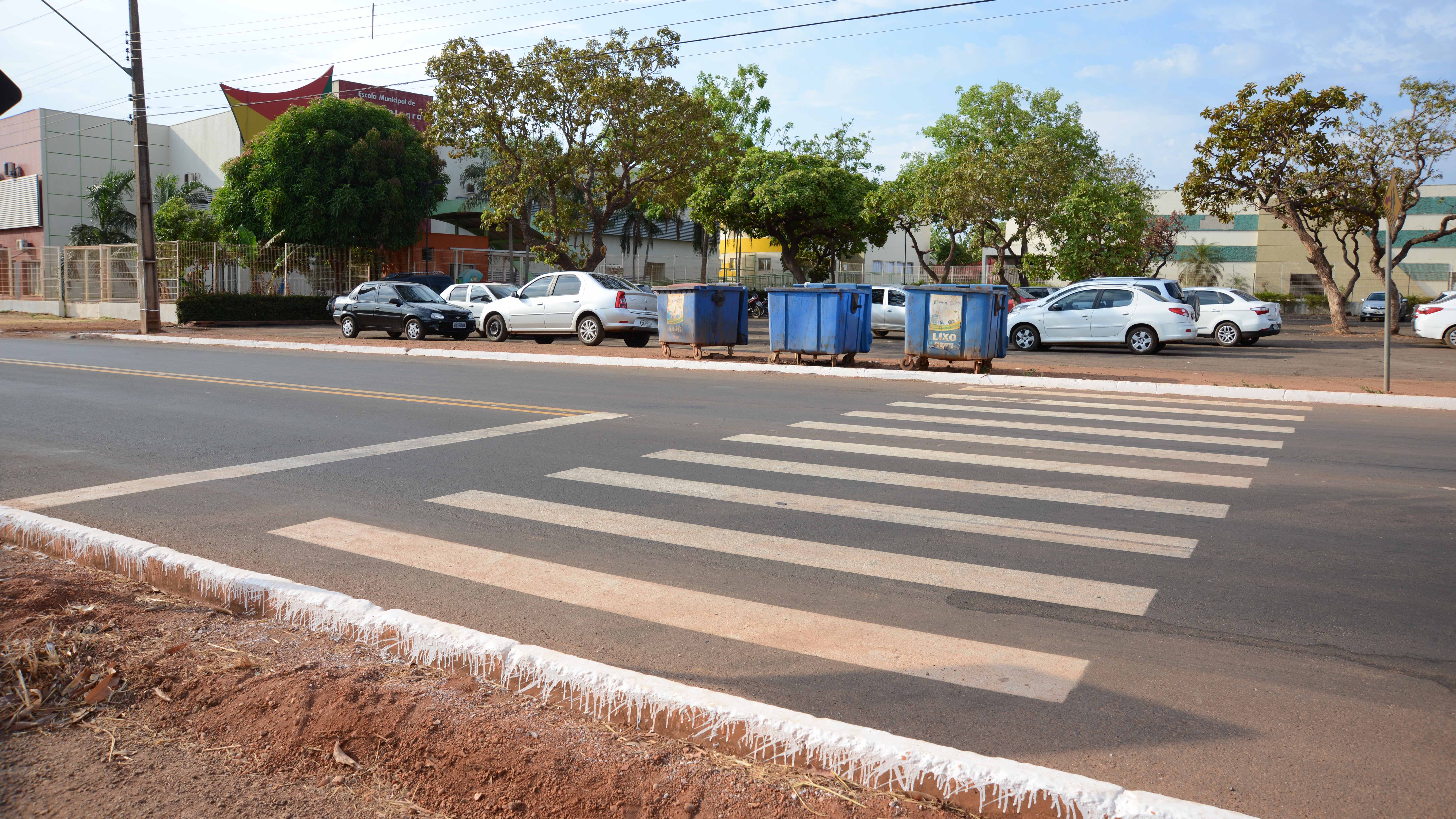 Sinalização com pintura de faixas contínuas e de pedestre próximas a 17 escolas municipais em fase de conclusão