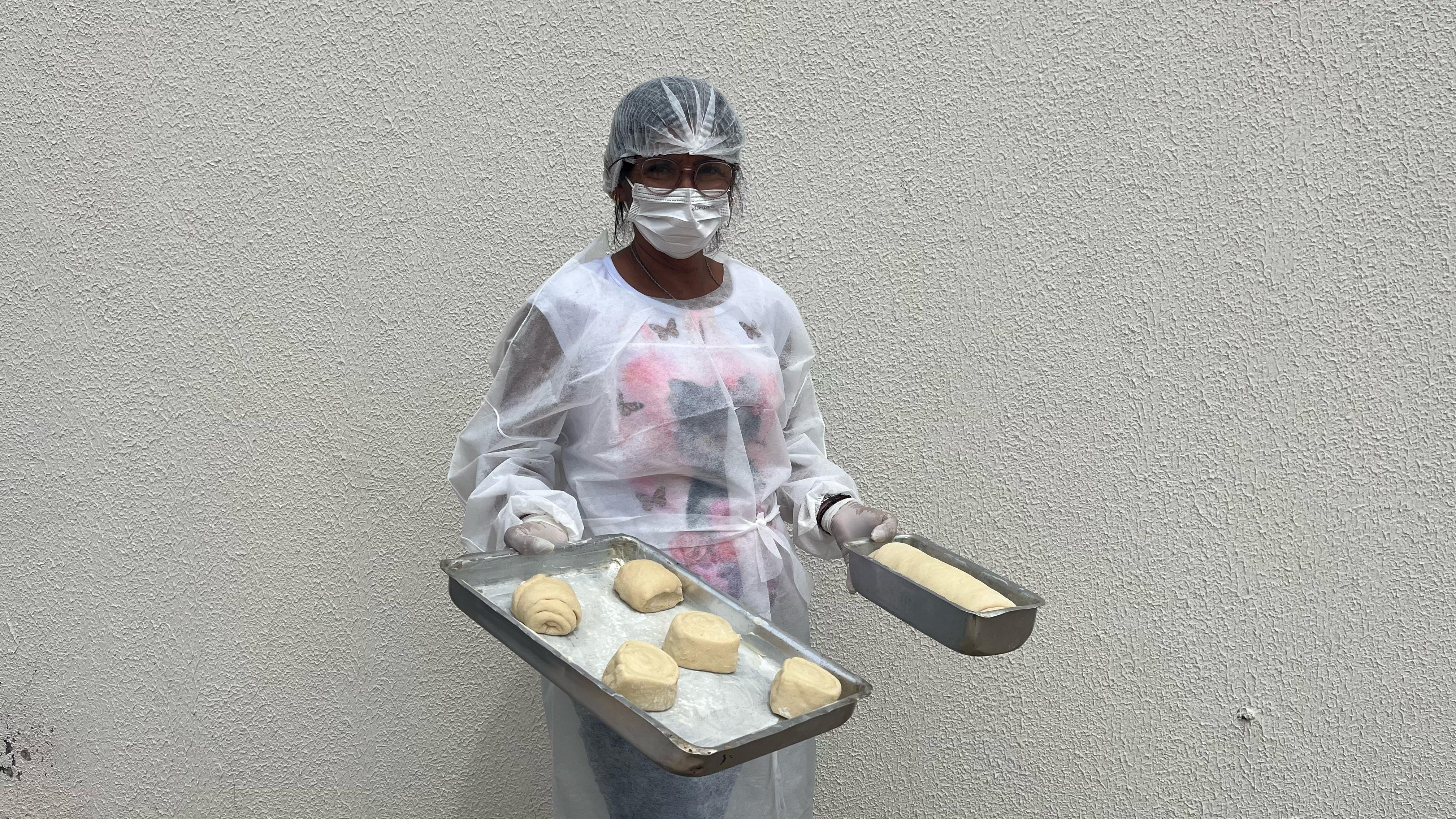Raimunda Camelo, 52 anos, embora já soubesse fazer algumas receitas de panificação, conta que a experiência da oficina é diferente - Foto: Gabriela Letrari/Semus