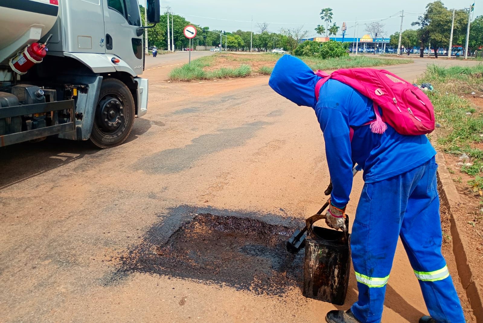 Na Avenida LO 33, próxima a Avenida Siqueira Campos, trabalhadores recuperaram pontos danificados