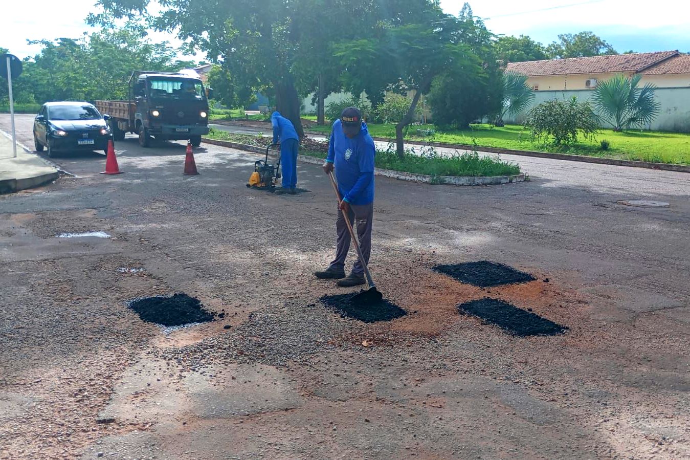 Serviço de tapa-buracos na Arso 32 (305 Sul)