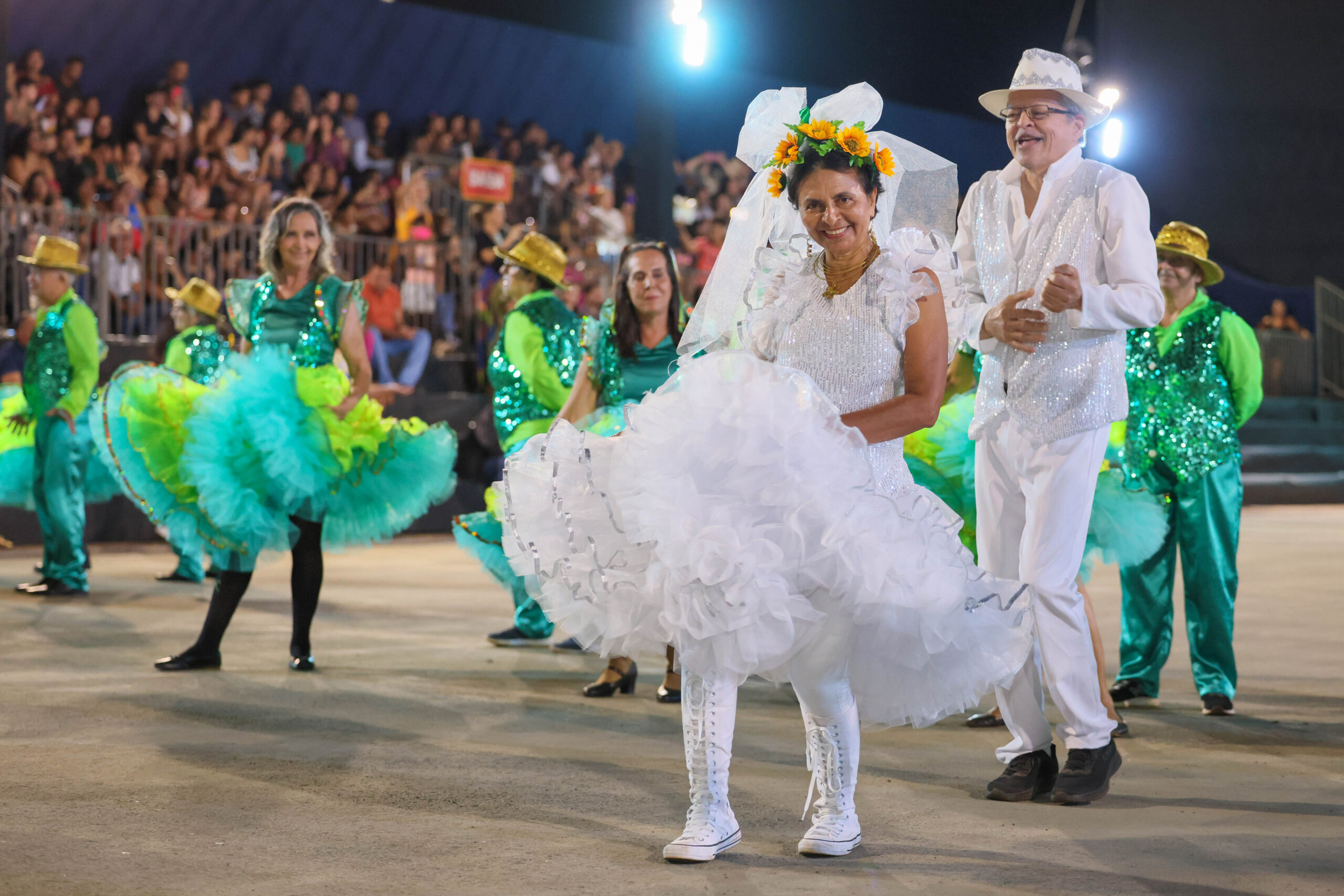 Junina do Grupo da Melhor Idade abriu apresentações do Arraiá da Capital com muita alegria e emoção