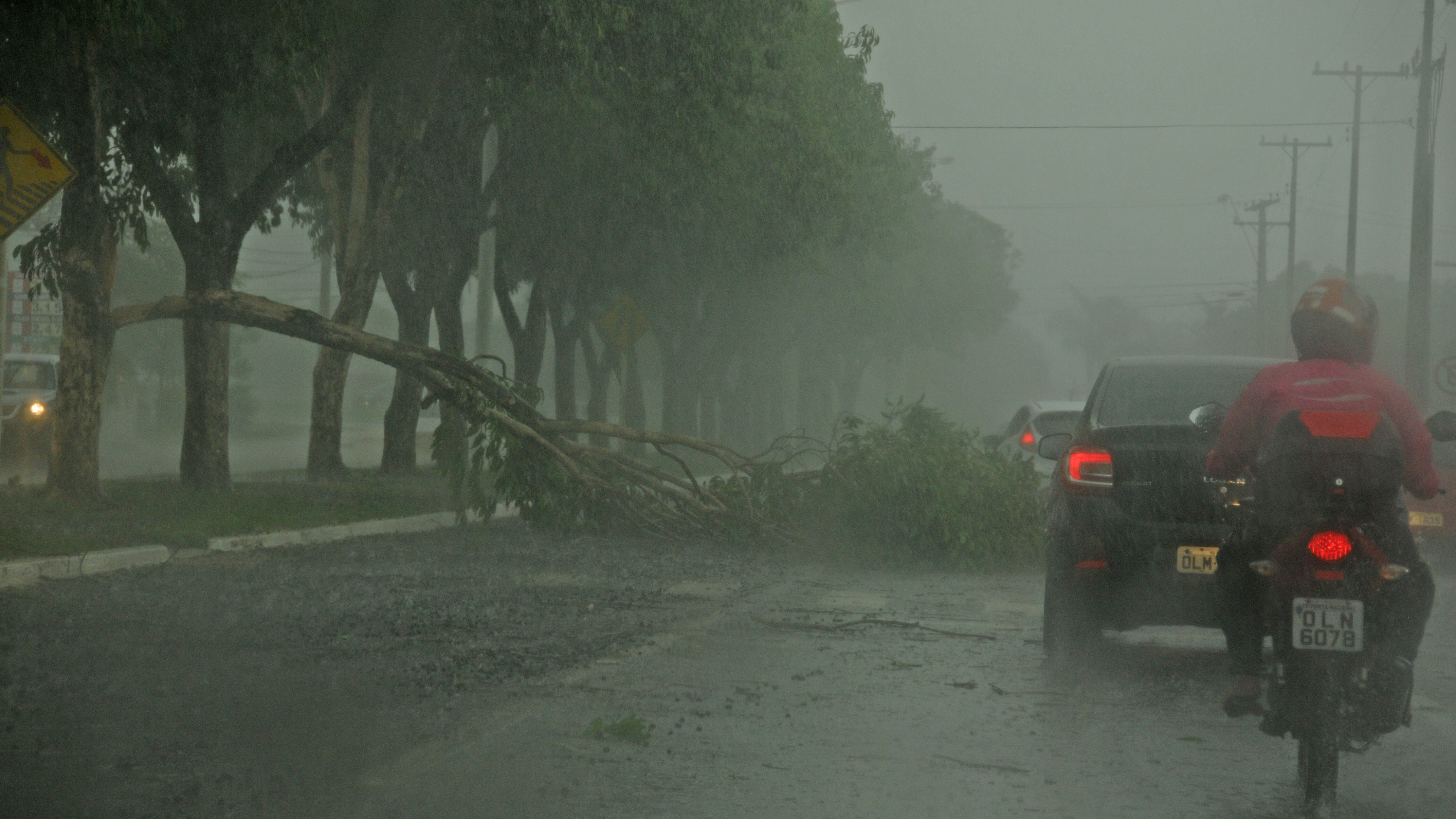 Prefeitura realiza reparos em áreas públicas após forte chuva