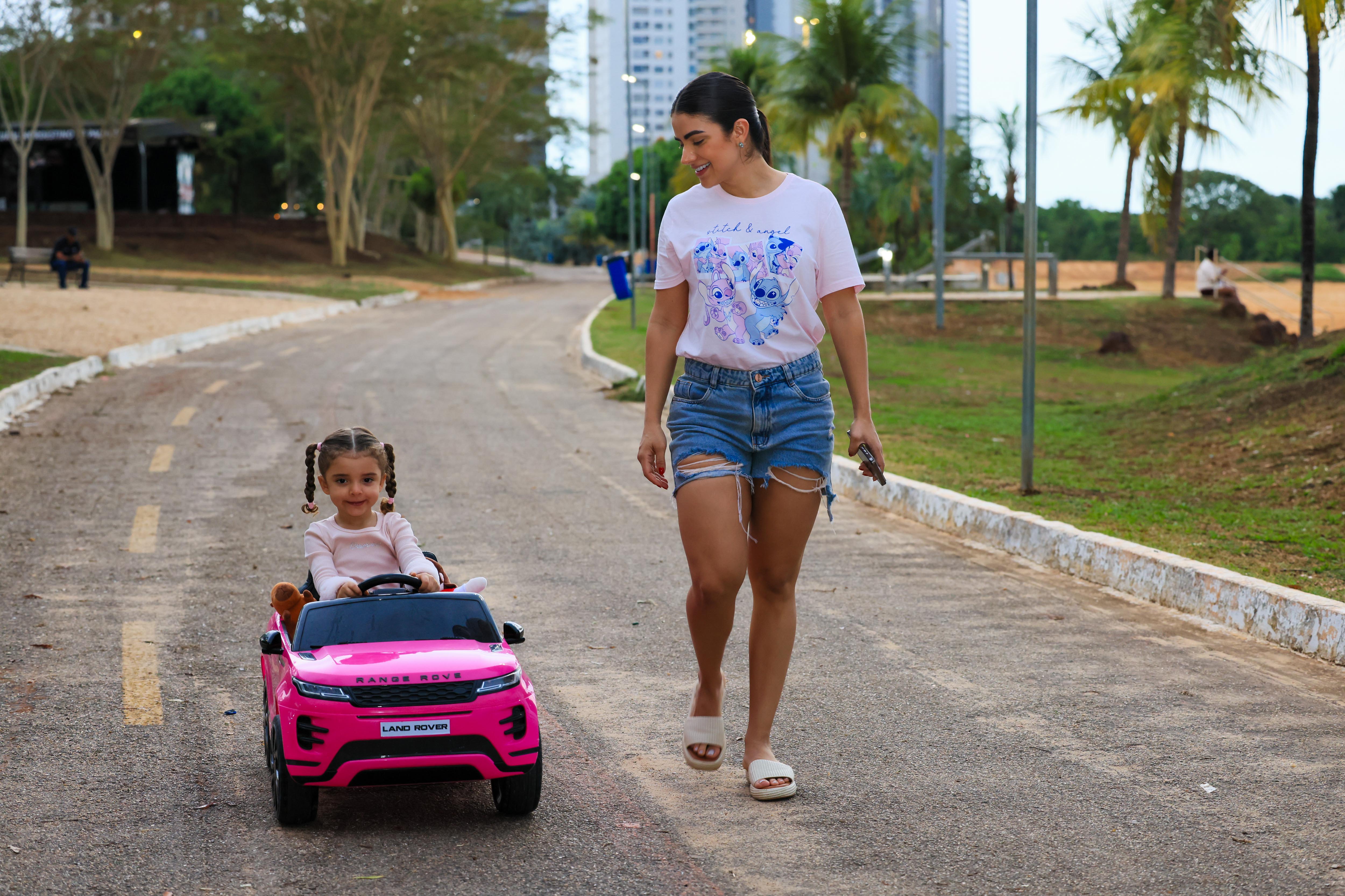 Estudante de medicina Guilhermina de Oliveira Pires Andrade aproveitou o clima após a chuva para passear com sua filha Helena Oliveira na Orla da Graciosa - Foto Regiane Rocha