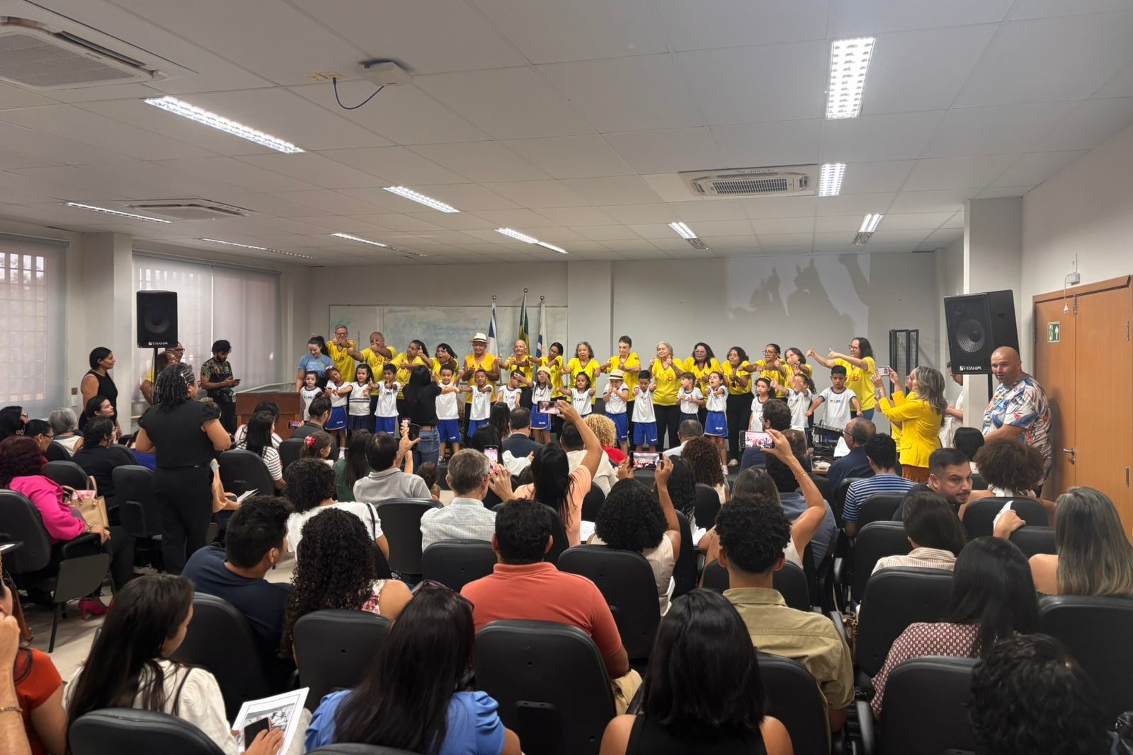 Orquestra Intergeracional de Papel é composta por alunos do Cmei Amâncio de Moraes e da Univerdidade da Maturidade  -Foto: Iolete Marques