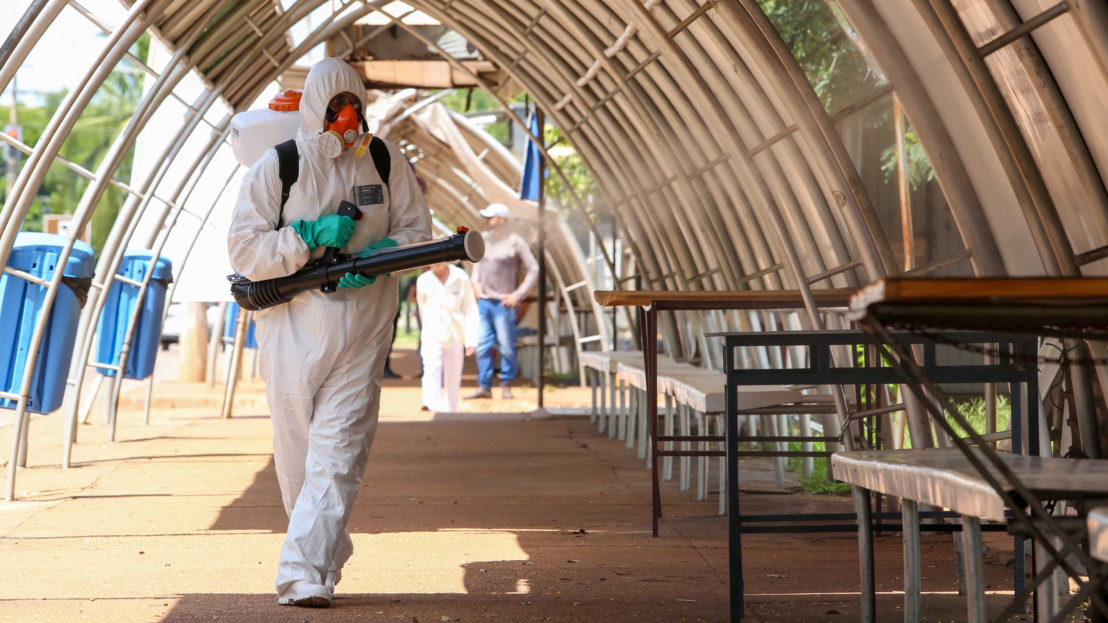 Higienização das estações de ônibus recebe reforço com bomba costal motorizada