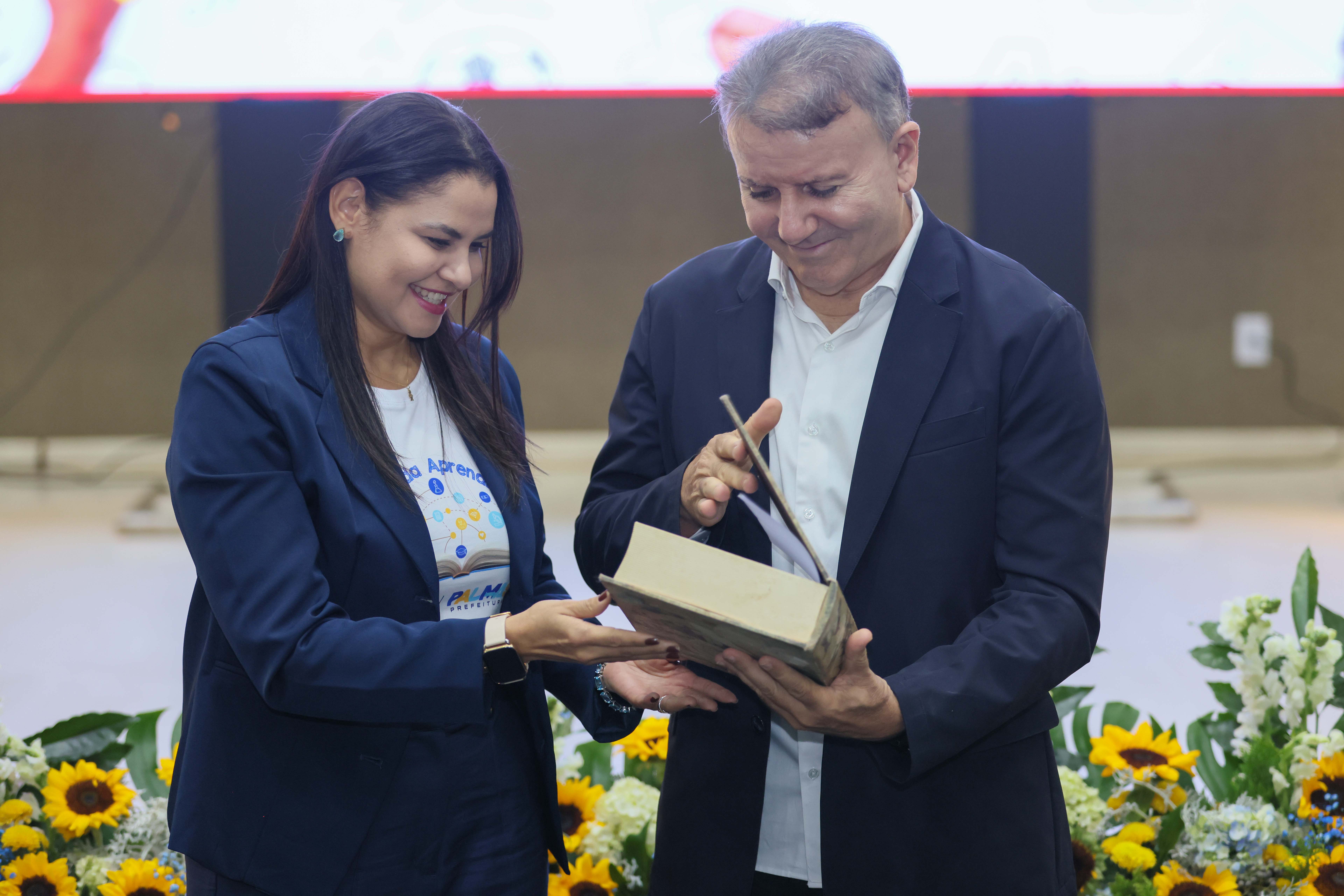Prefeito Eduardo e secretária Anice Moura durante o lançamento do Programa Conexões da Aprendizagem
