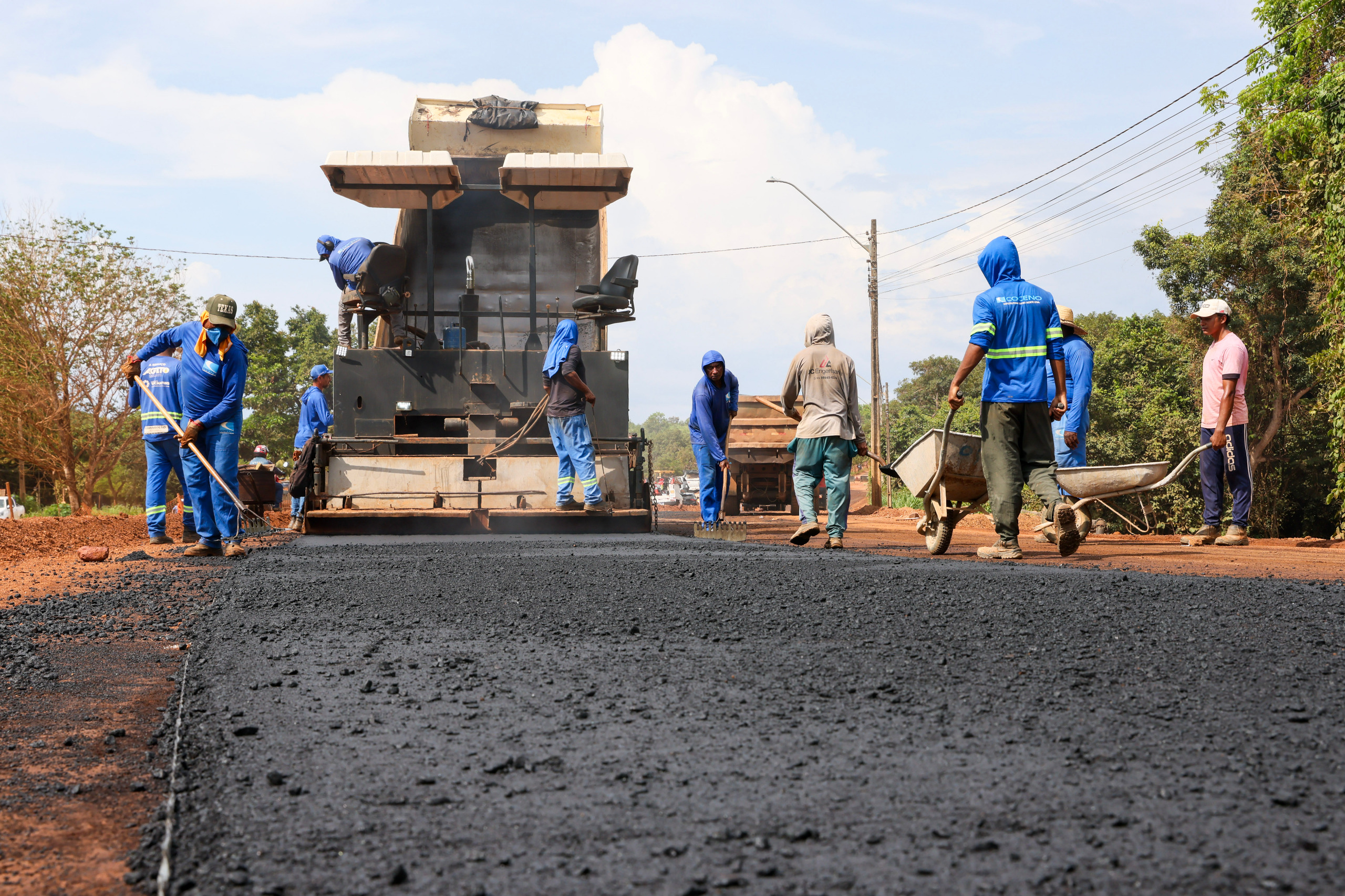Aplicação do asfalto no acesso à região norte pela Avenida NS-15 começou nesta terça-feira, 16