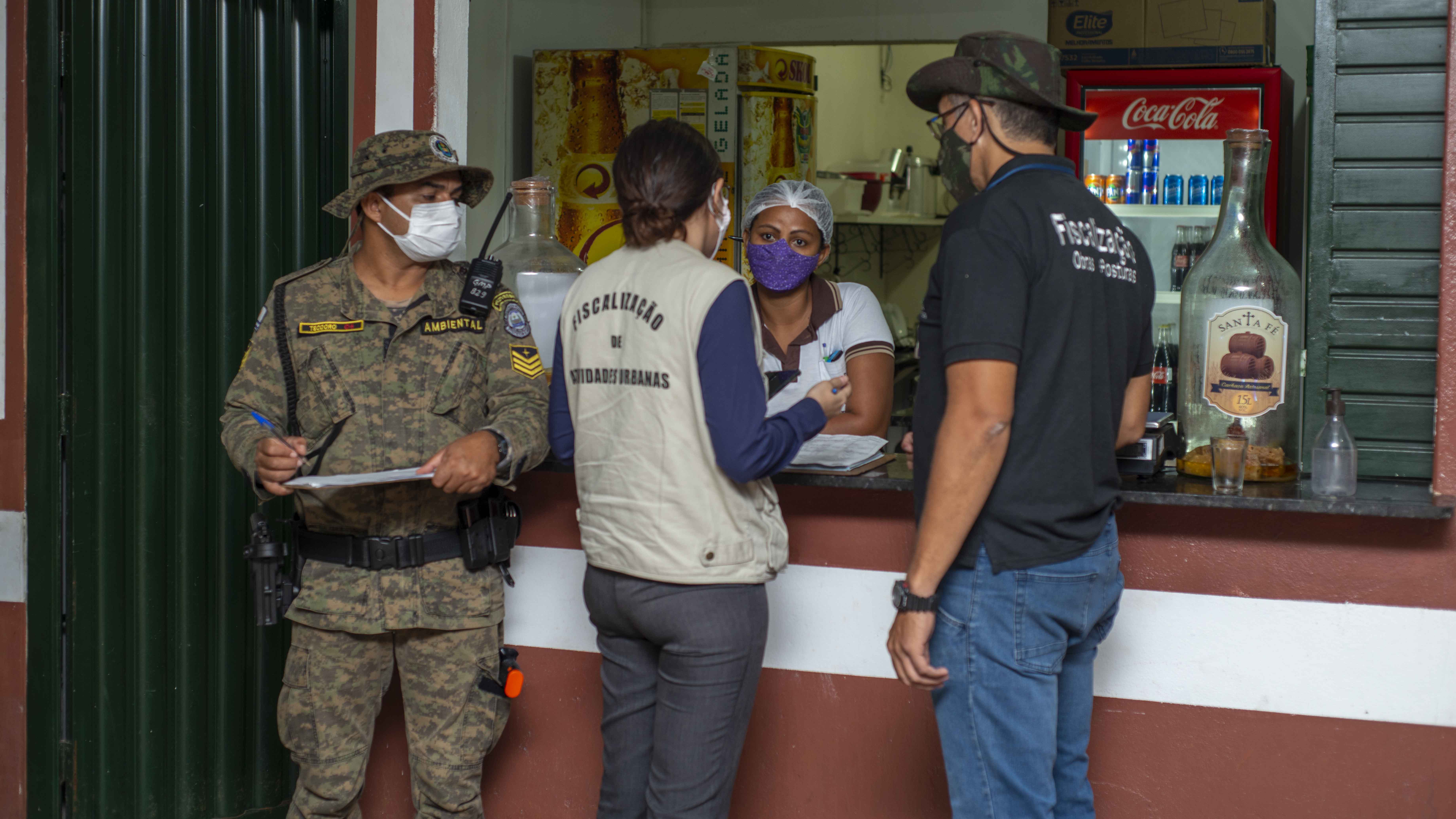 Em fiscalização noturna a comércios, operação pede colaboração de clientes e comerciantes para que evitem aglomeração