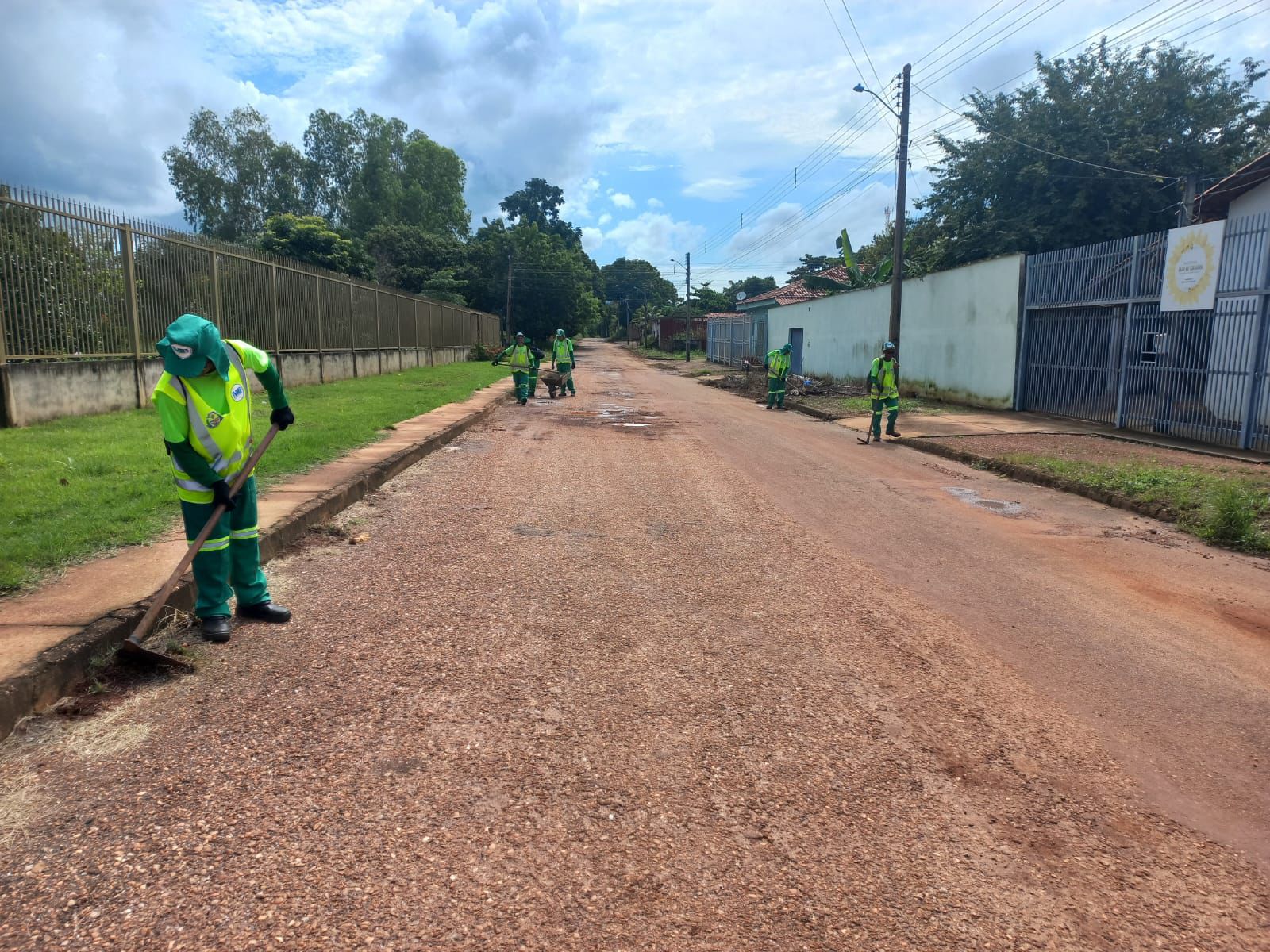 Serviços de limpeza urbana são realizados na região dos Aurenys