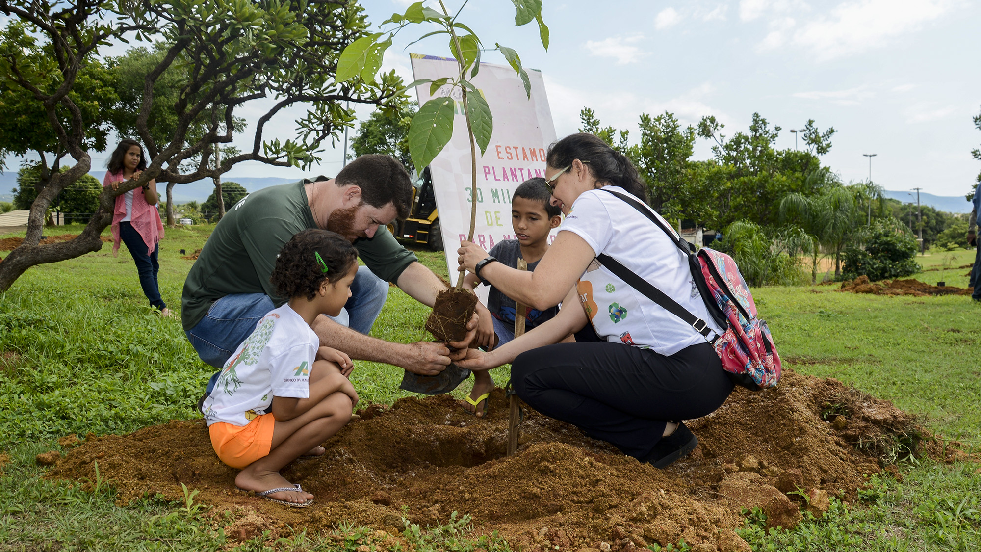 ‘MudaClima’ dá primeiro passo para transformar jardim de praça em bosque no Vale do Sol