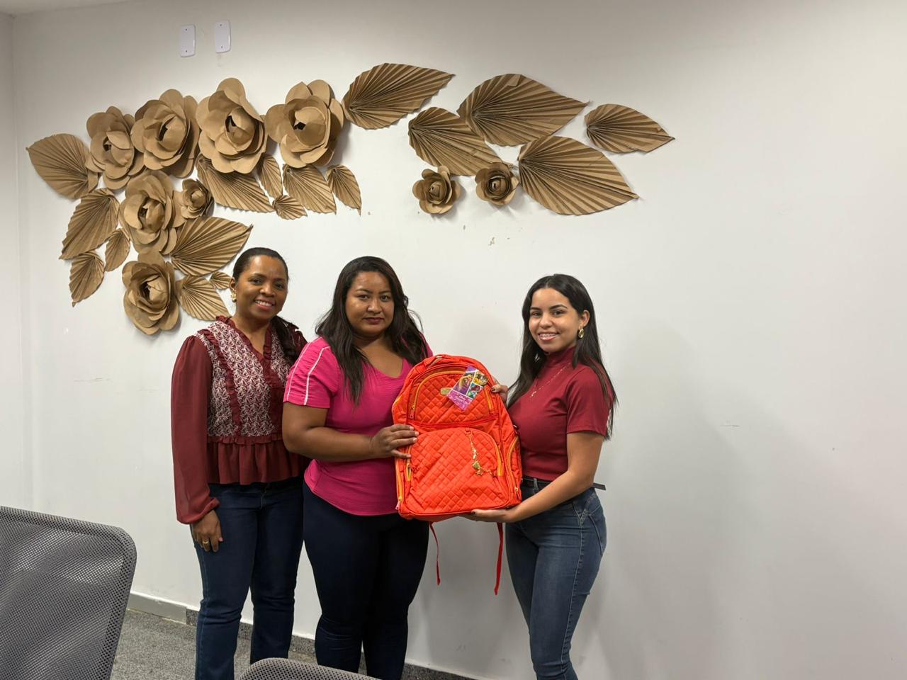 Beneficiária Rosivane Silva recebendo kit escolar -Foto: France Santiago