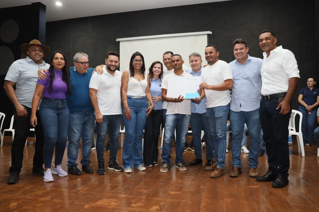 Autoridades municipais e estaduais durante a entrega das certidões de regularização fundiária do Irmã Dulce 2° Etapa