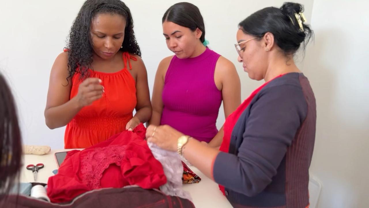 Peças produzidas no curso Entre Linhas e Sonhos vão compor  o acervo do desfile de abertura do Agosto Lilás