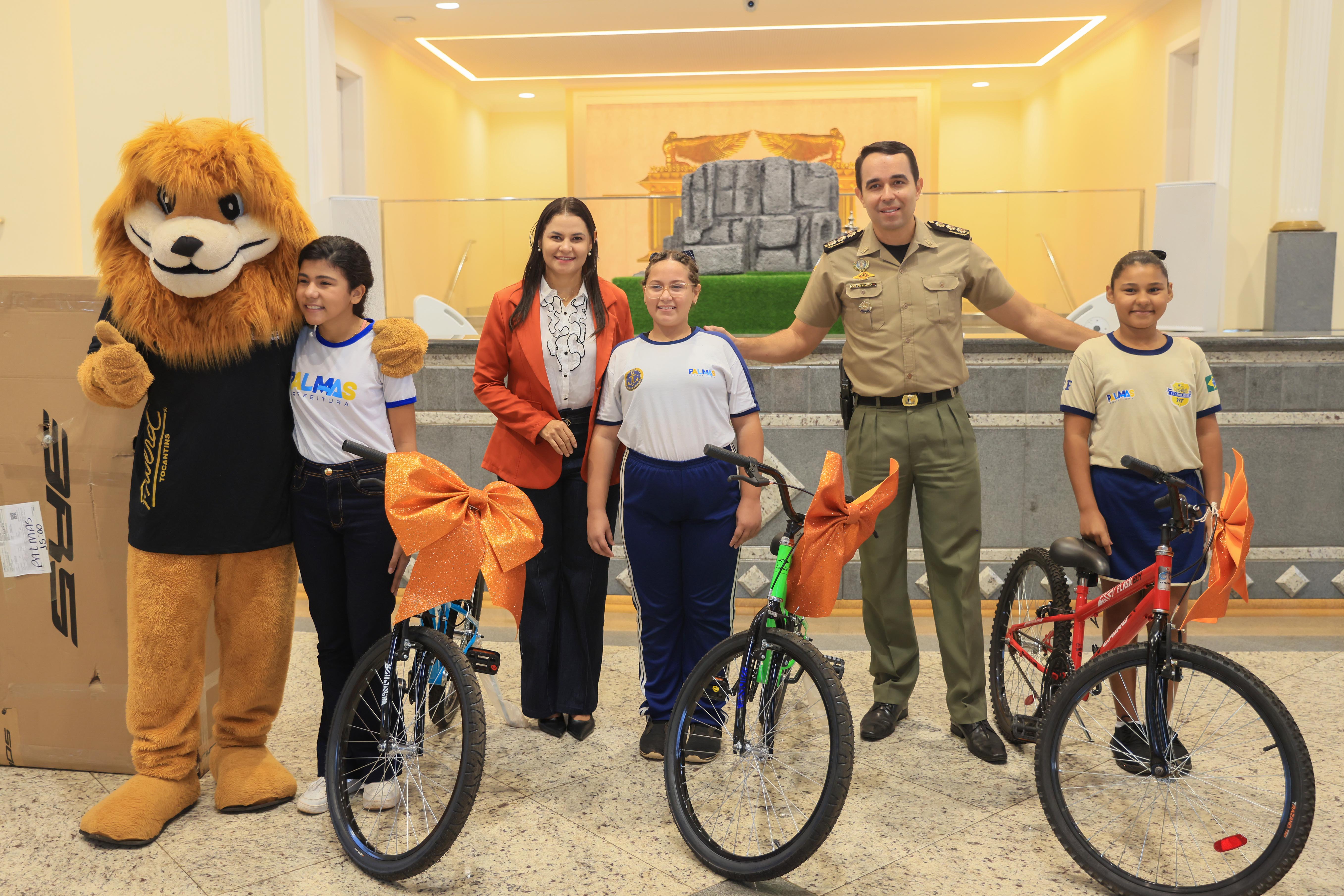 As alunas de cada escola que foram destaques com a escolha da melhor redação receberam como prêmio uma bicicleta