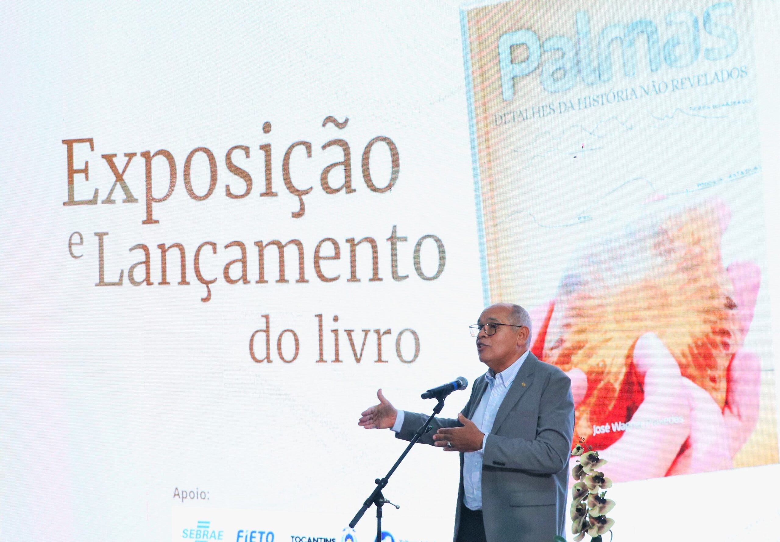 Eduardo Siqueira Campos e pioneiros prestigiam lançamento de livro e exposição ‘Palmas: detalhes da história não revelados’