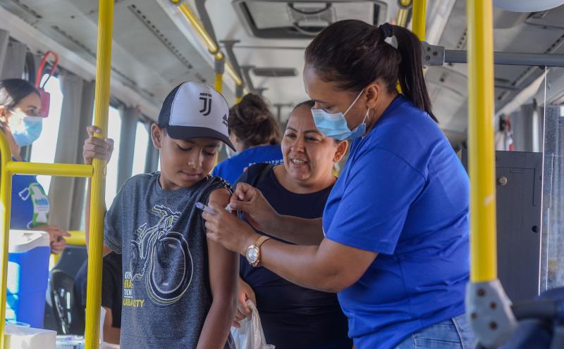 Palmas 33 anos: 'Busão do Mais Saúde’ leva imunização para o aniversário da Capital