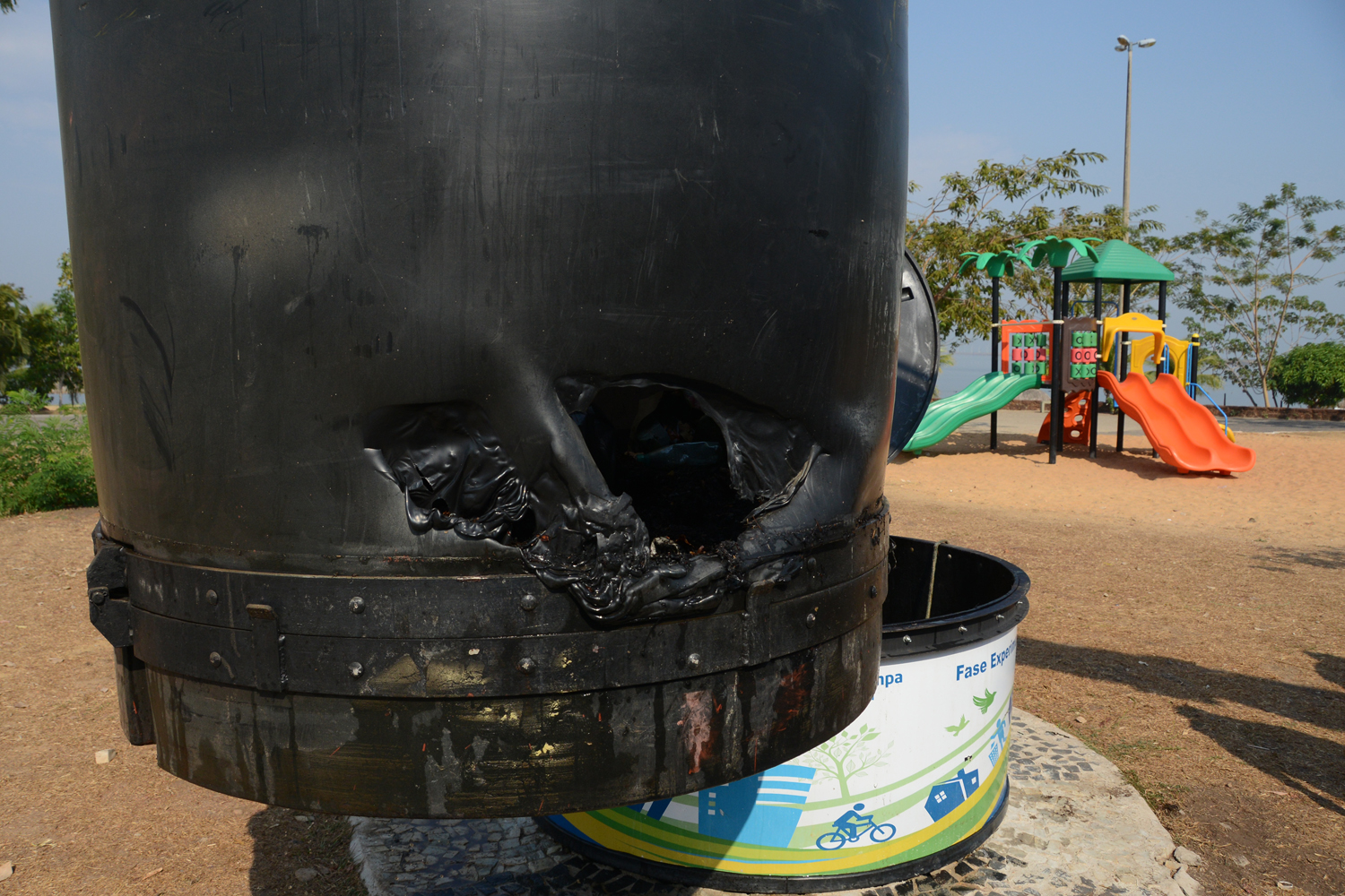 Fogo destrói parte do novo sistema de armazenamento de resíduos sólidos na Praia da Graciosa