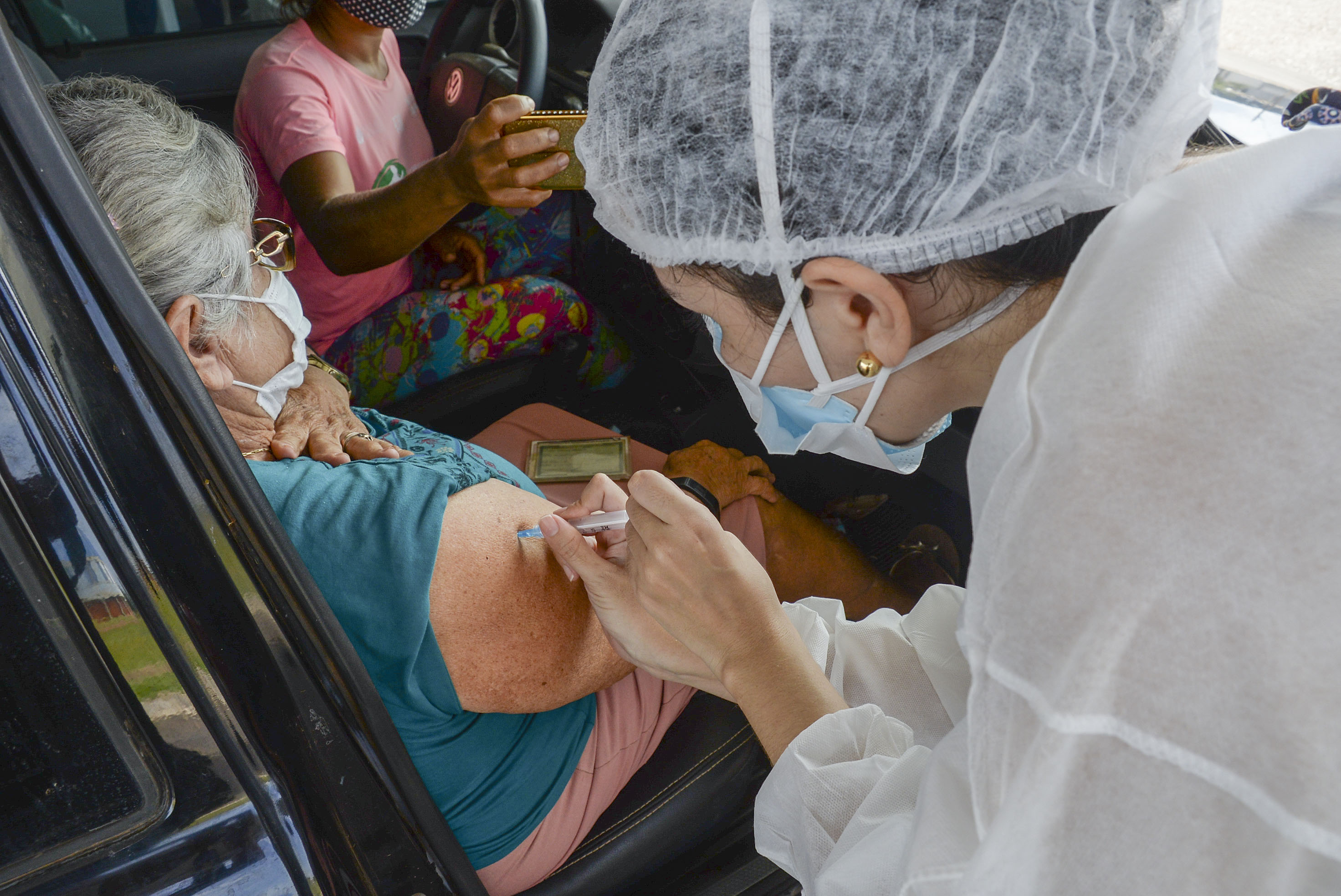 Drive-thru: Idosos com 78 e 79 anos são imunizados na Capital