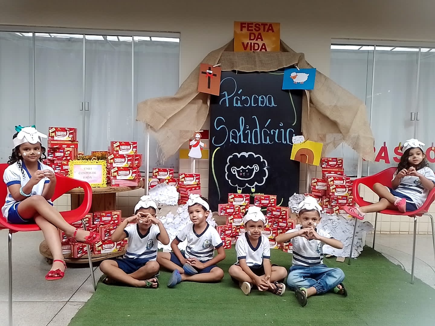 Crianças do Cmei Contos de Fada recebem chocolates doados por instituição pública do Tocantins