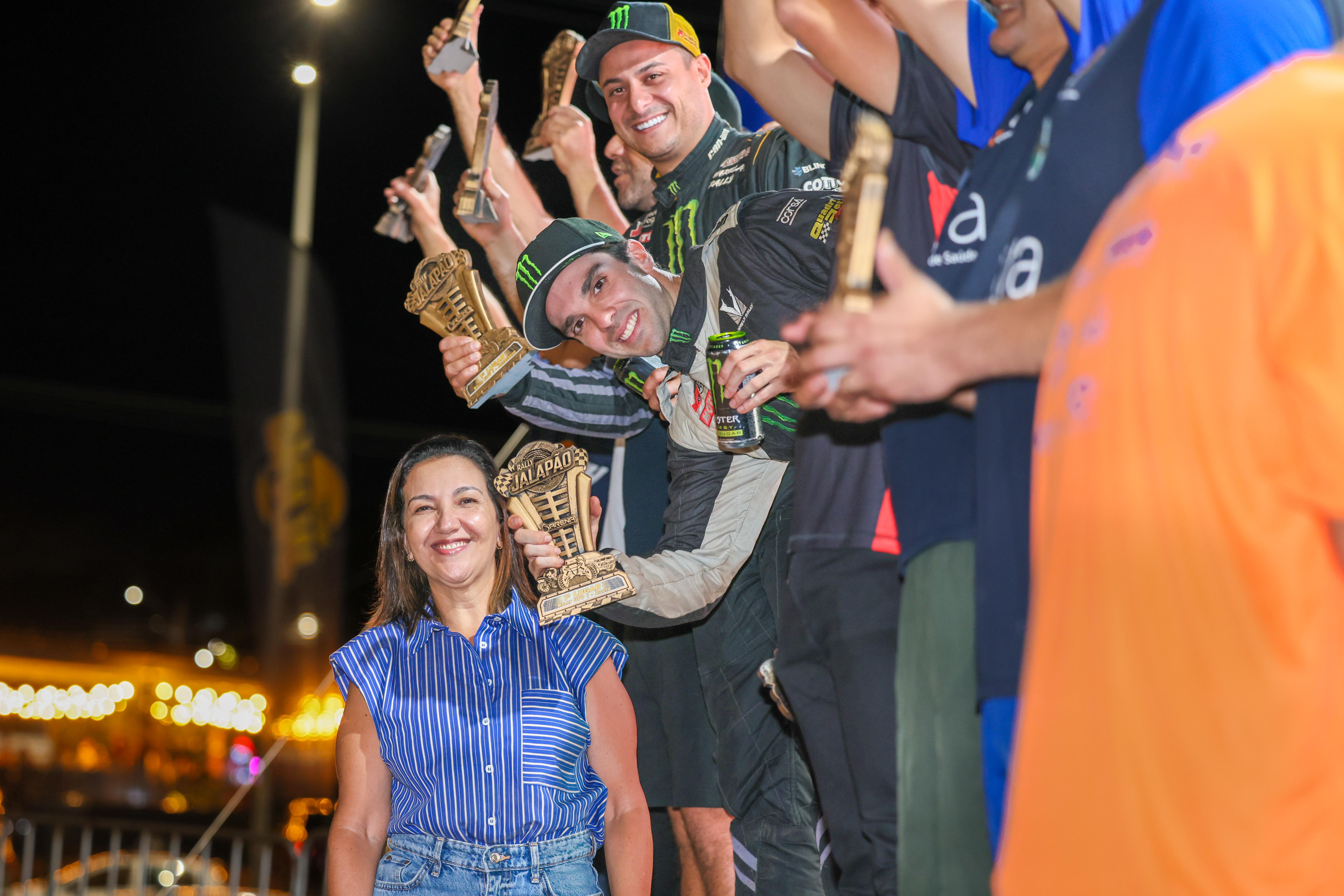 Presidente da Agtur, Ana Paula Setti Nogueira participou da entrega dos  troféus aos campeões (Foto: Regiane Rocha)