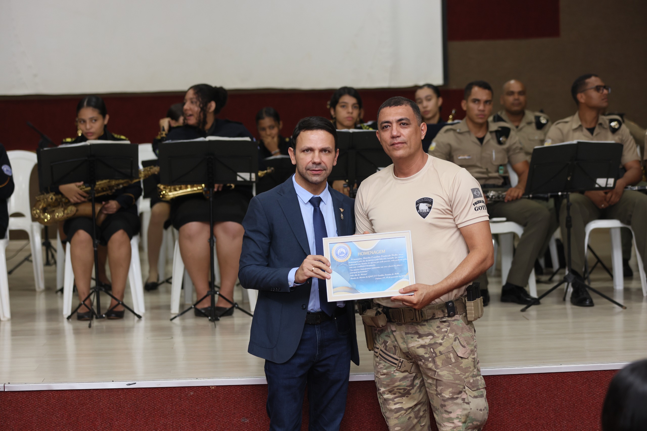 Secretario-chefe do Gabinete do Prefeito, Carlos Júnior, representando o prefeito  Eduardo Siqueira Campos, entrega homenagem a Alexandre de Jesus Vaz, filho do maestro major Oscarlino Pereira Rocha -  Foto: Francisco Barros