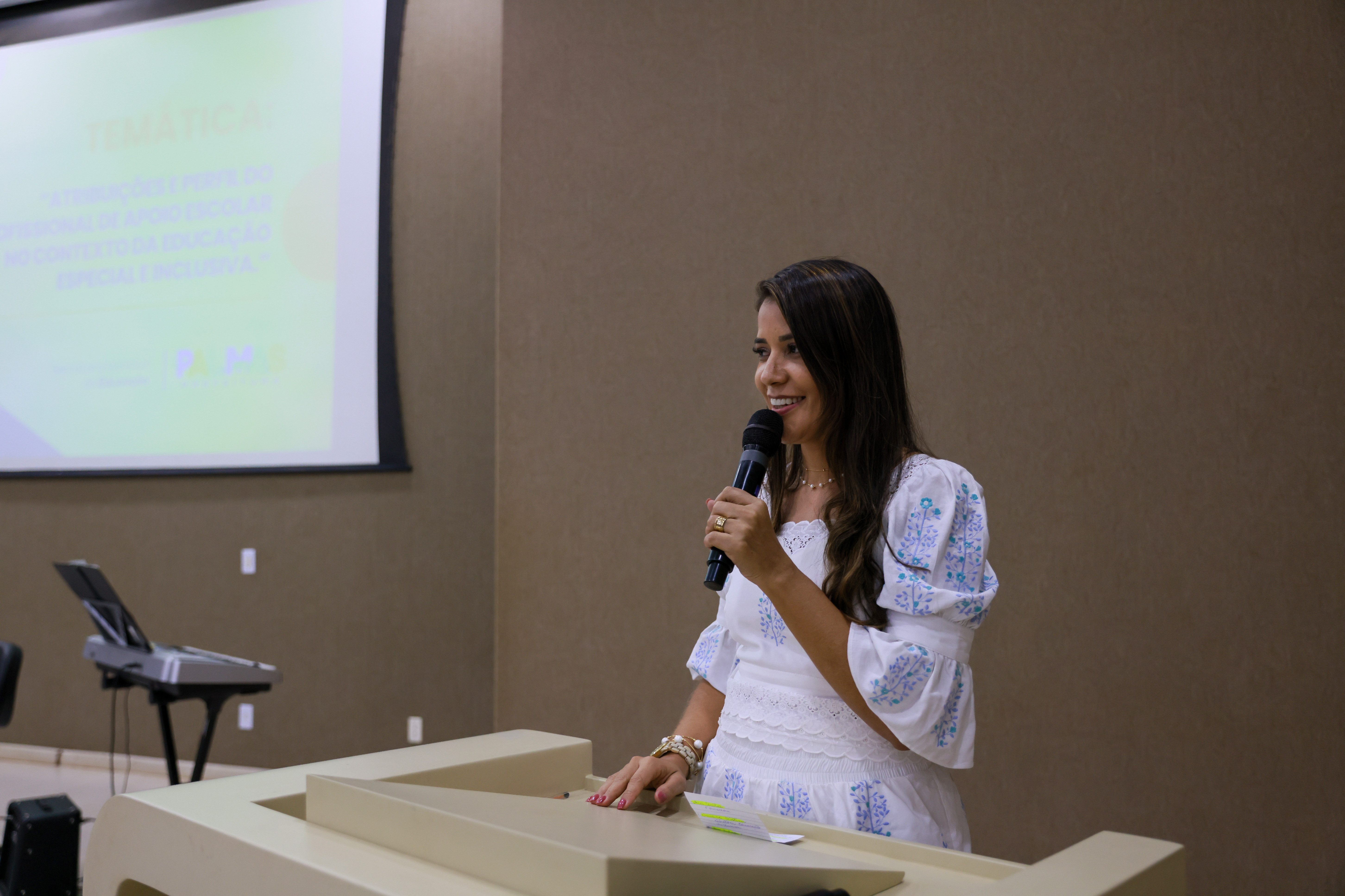 Secretária da Semed, Débora Guedes, destacou que o objetivo de garantir um ambiente escolar acolhedor é um processo que está sendo construído em conjunto