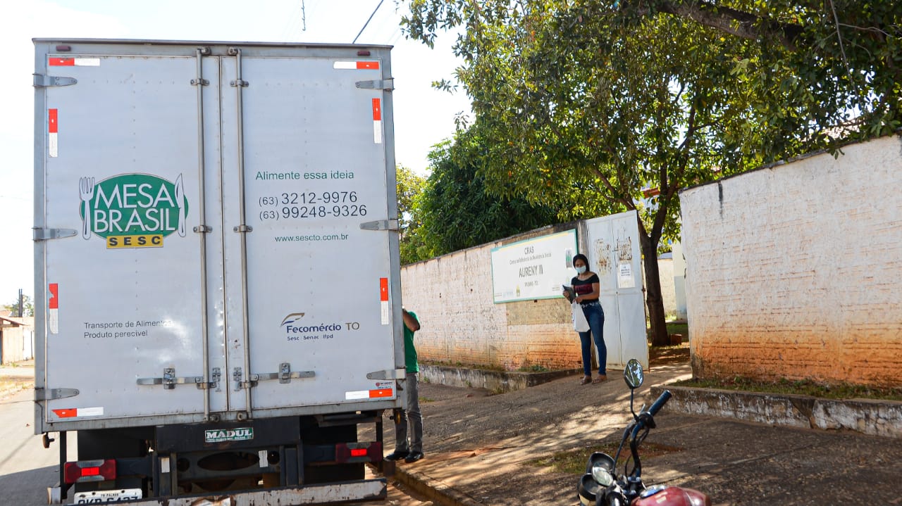 Cestas básicas doadas pelo programa Mesa Brasil beneficiam famílias atendidas pelo Cras do Jardim Aureny III