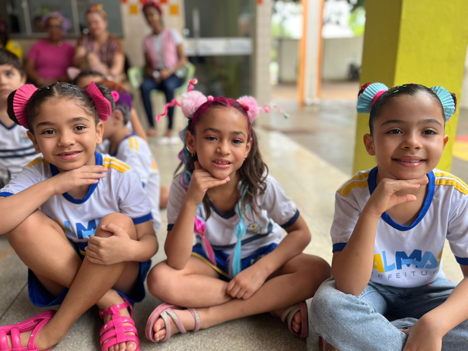 As crianças participaram do dia da mochila maluca e dos cabelos criativos e de gincanas entre as salas