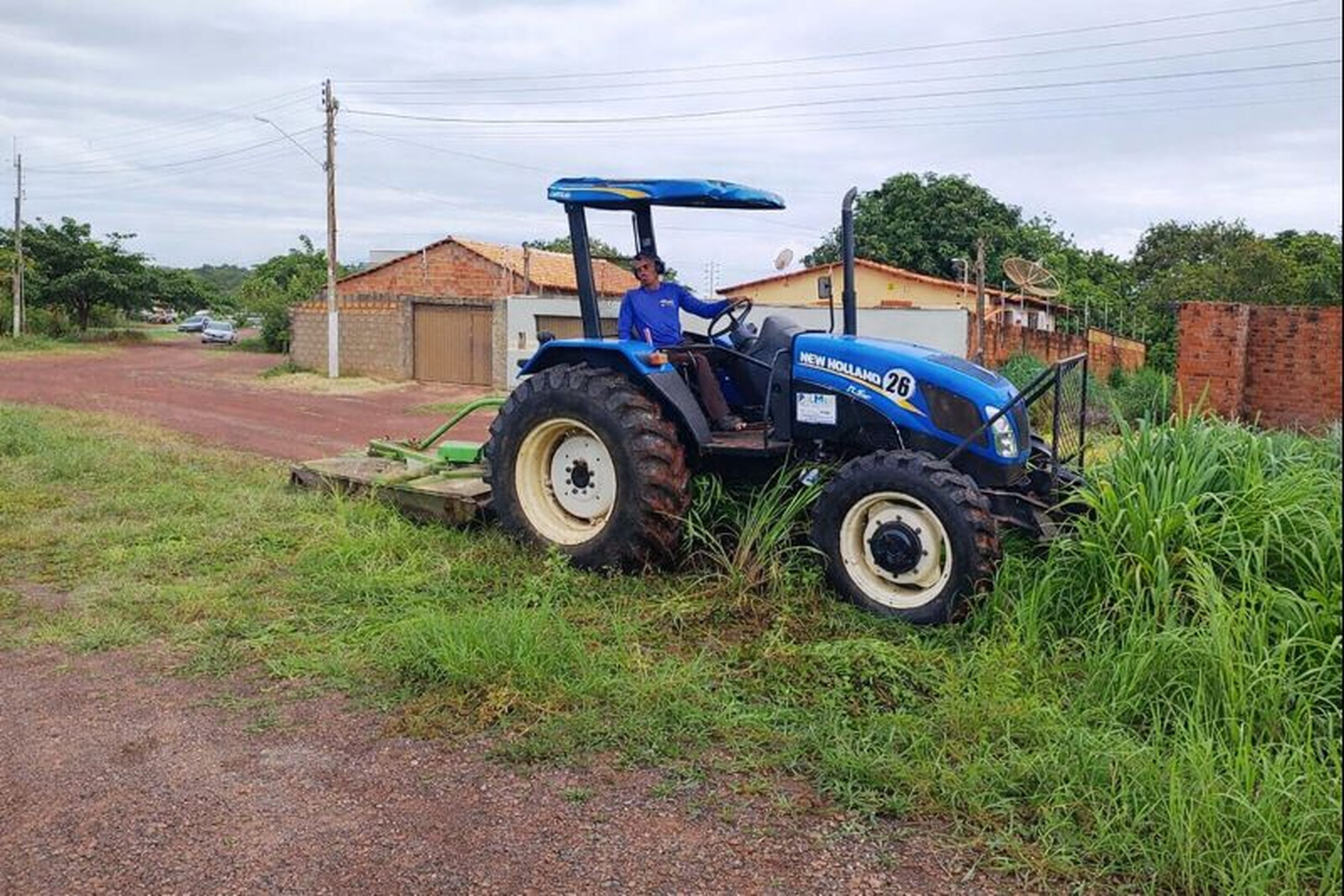 Roçagem mecanizada (com trator) no Jardim Aeroporto