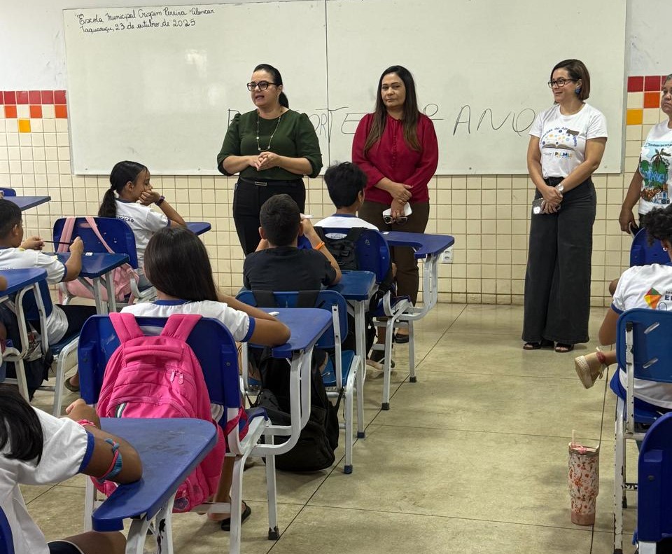 A secretária executiva pedagógica, Cândida Cecília, acompanhou de perto a aplicação das avaliações na Escola Municipal Crispim Pereira, em Taquaruçu