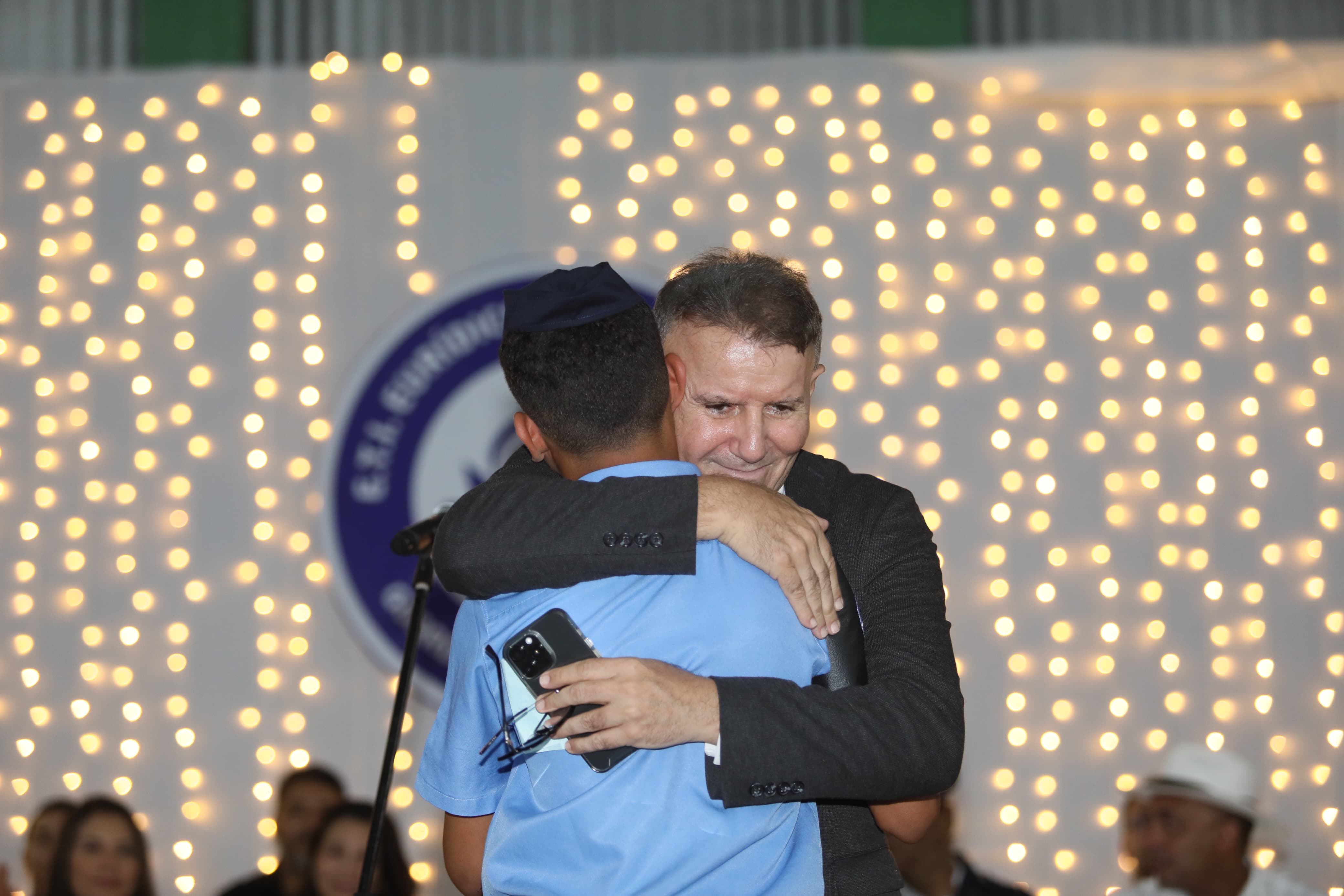 Em nome dos outros alunos, o prefeito homenageou o fiscal Mikael Araújo,  pela força e dedicação no curso