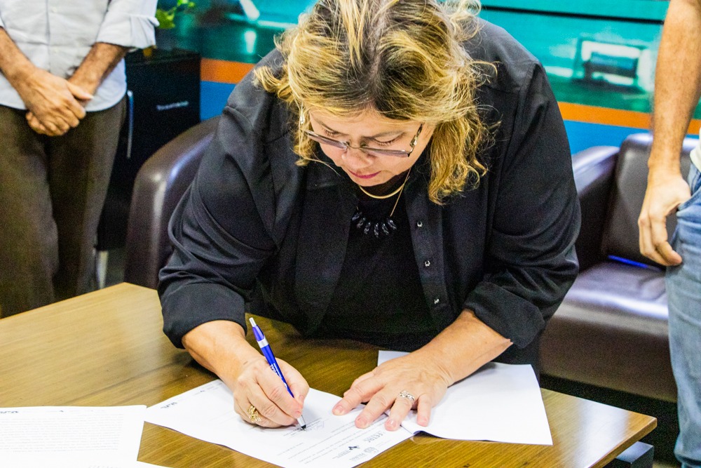 Presidente da FCP Luara Aquino durante assinautra do termo de parceria