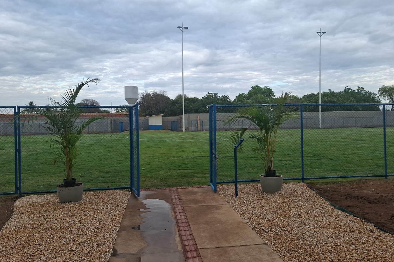 Campo do Jardim Taquari sendo preparado para inauguração